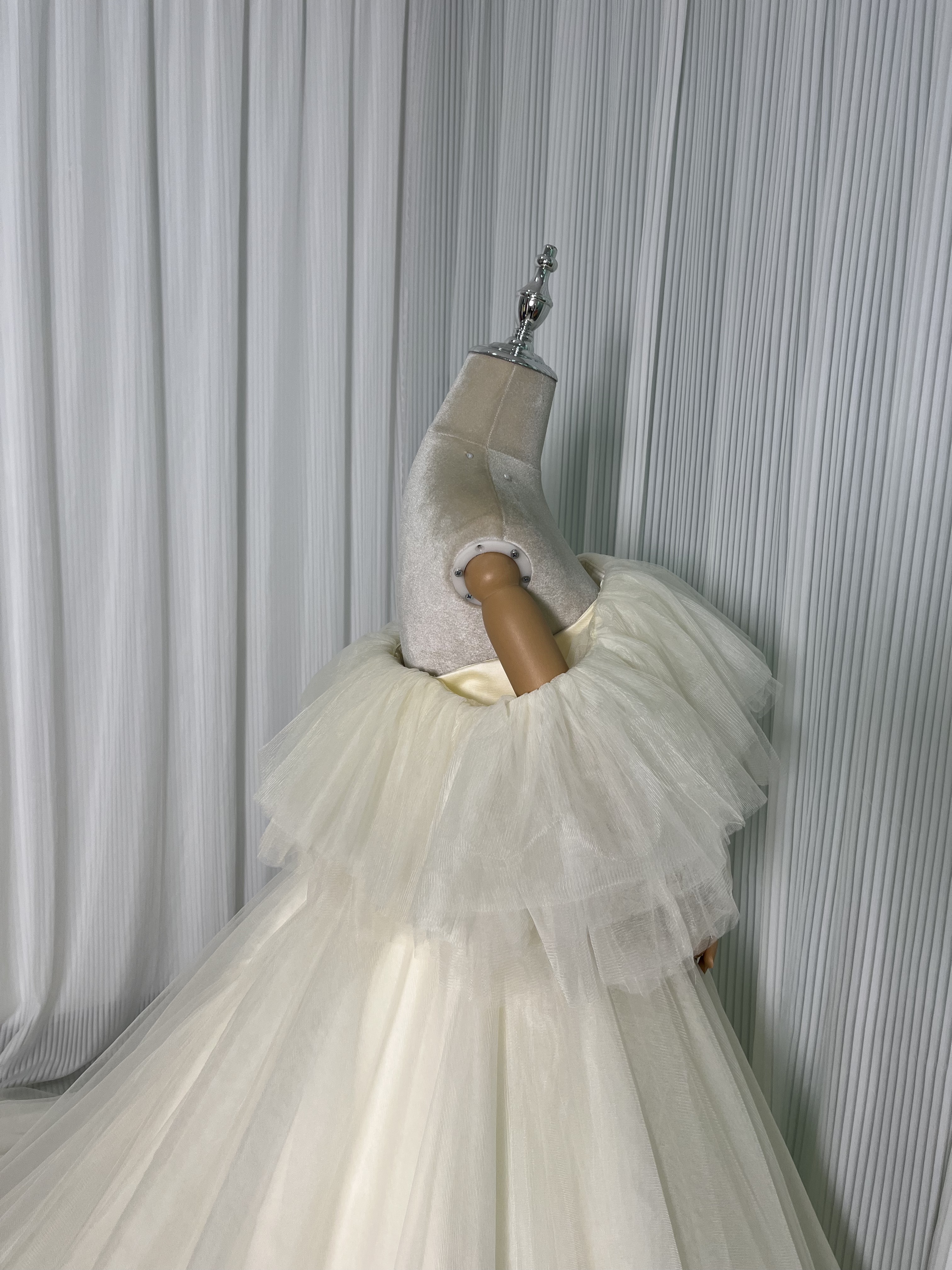 ウエディングドレス チュールドレス 薄シャンパンの色 オフショルダー ファスナー お色直し 結婚式