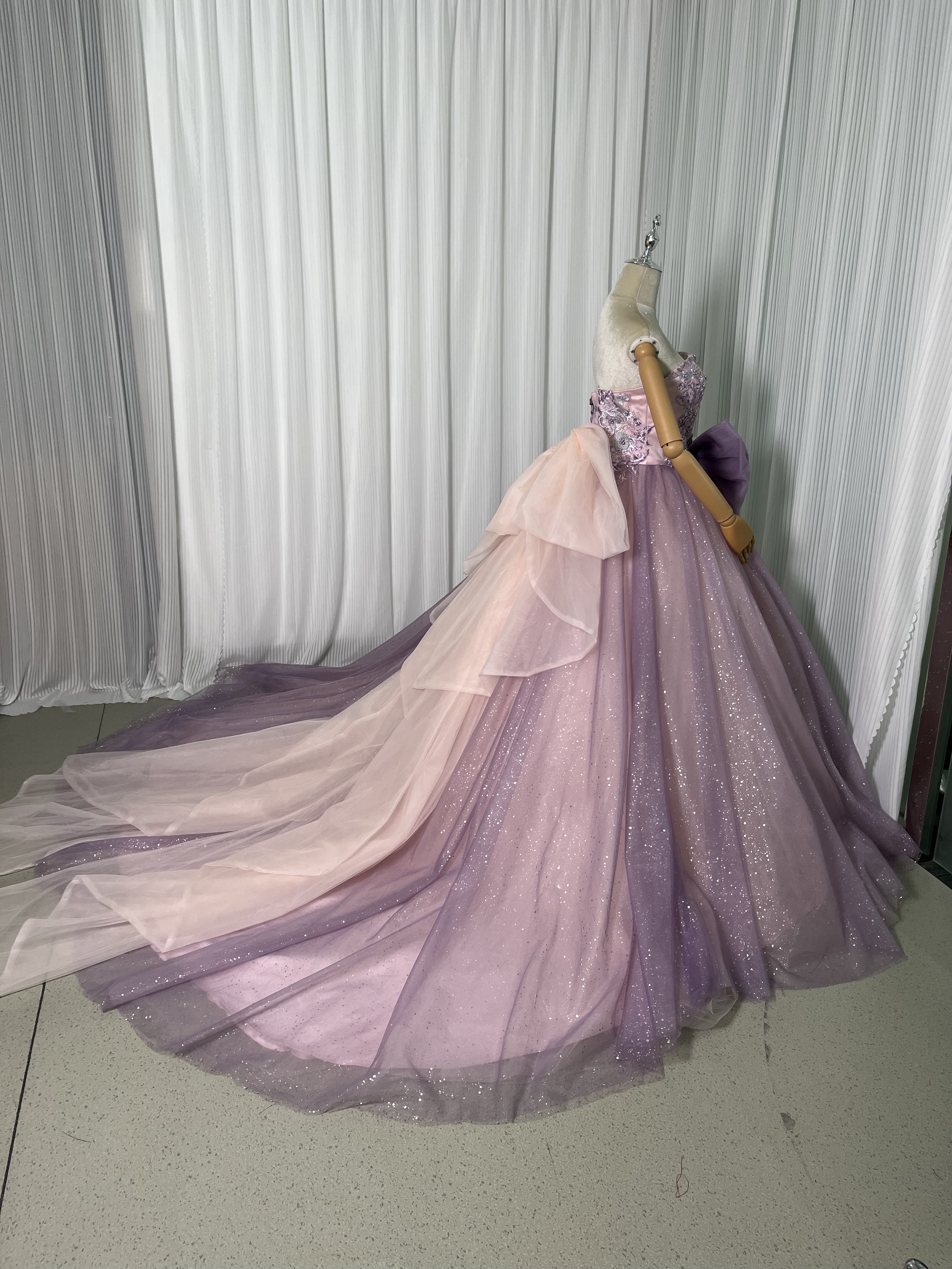 カラードレス パープル ベアトップ 3D立体レース刺繍 編み上げ 豪華なバックリボン キラキラチュール 派手な 花嫁