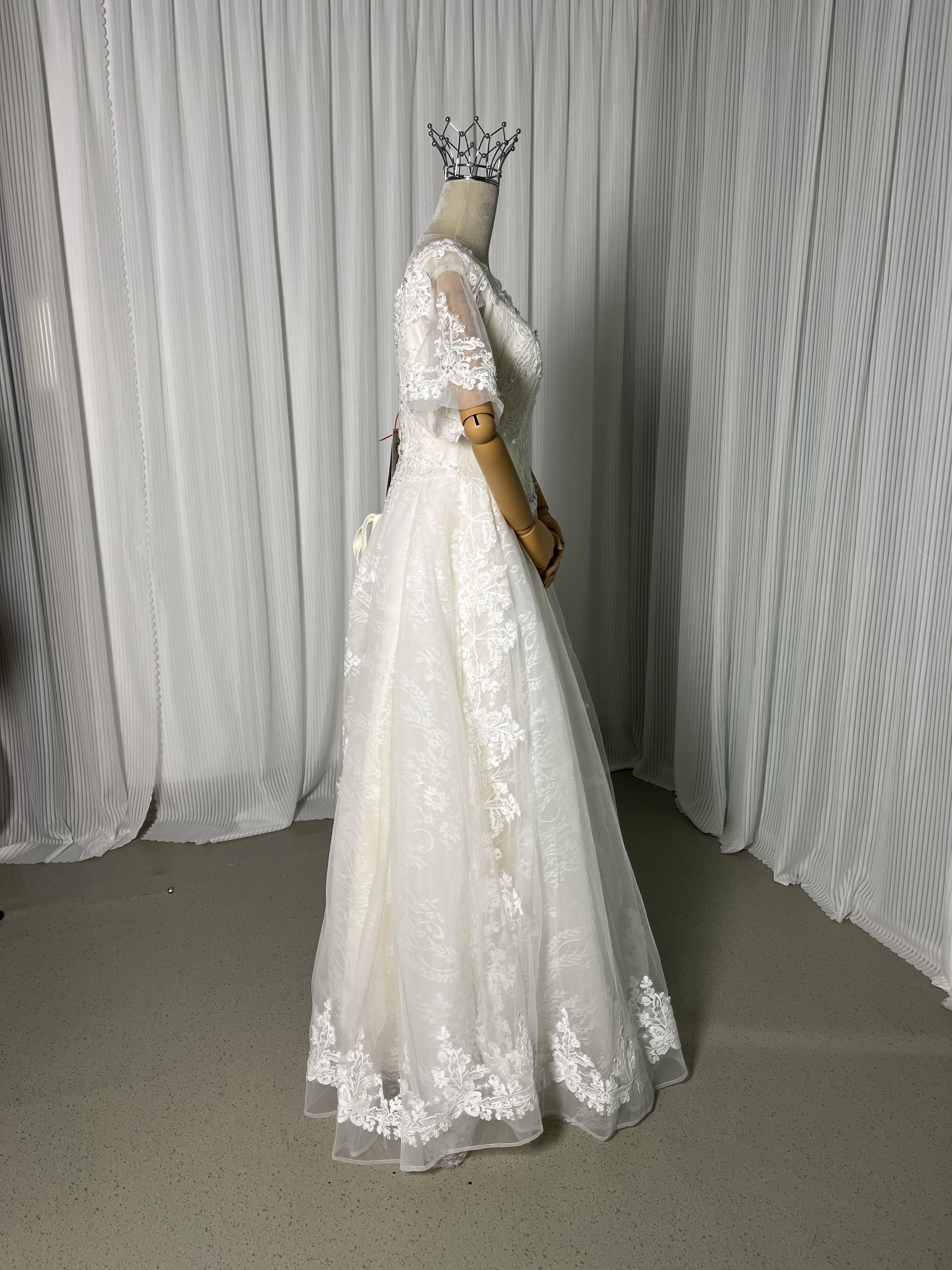 ウェディングドレス Vネック ロング キラキラ光る刺繍 編み上げ 可愛い 結婚式 前撮り