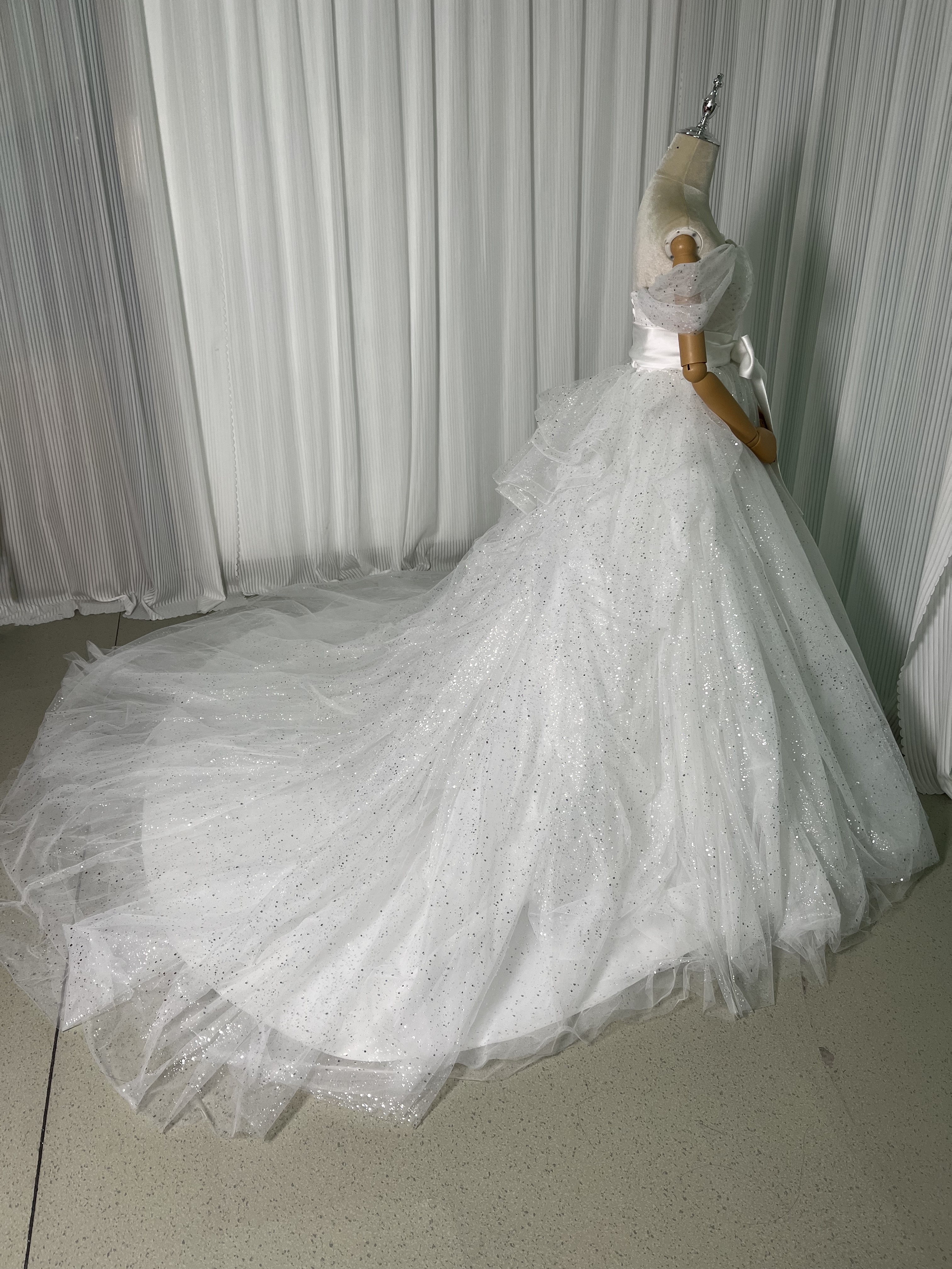 美品！ウェディングドレス オフショルダー キラキラグリッターチュール サッシュベルト ラッフルフリル 結婚式