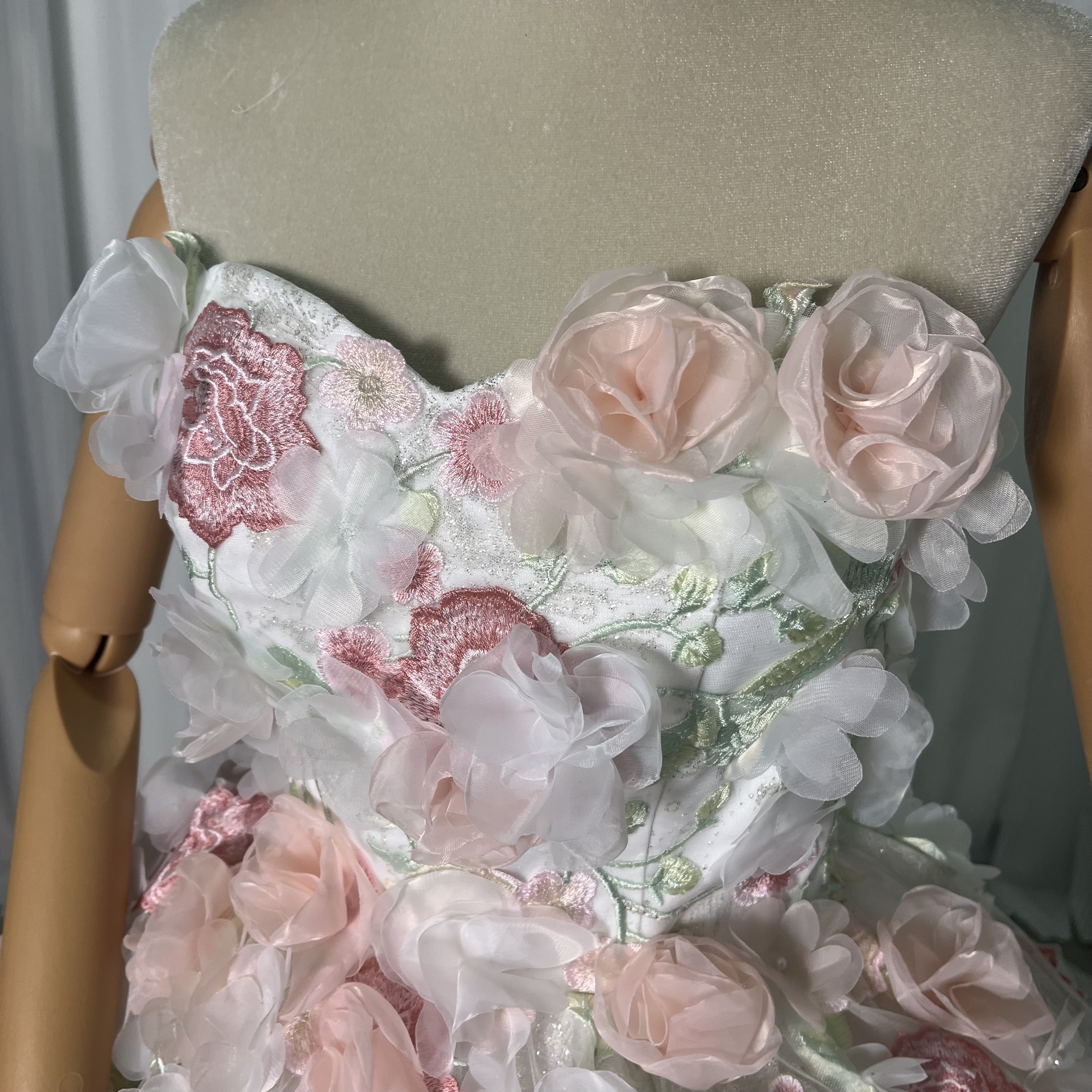 美品！ウエディングドレス 花モチーフ キラキラ光る刺繍 ベアトップ 華やかなトレーン 優雅 結婚式 前撮り