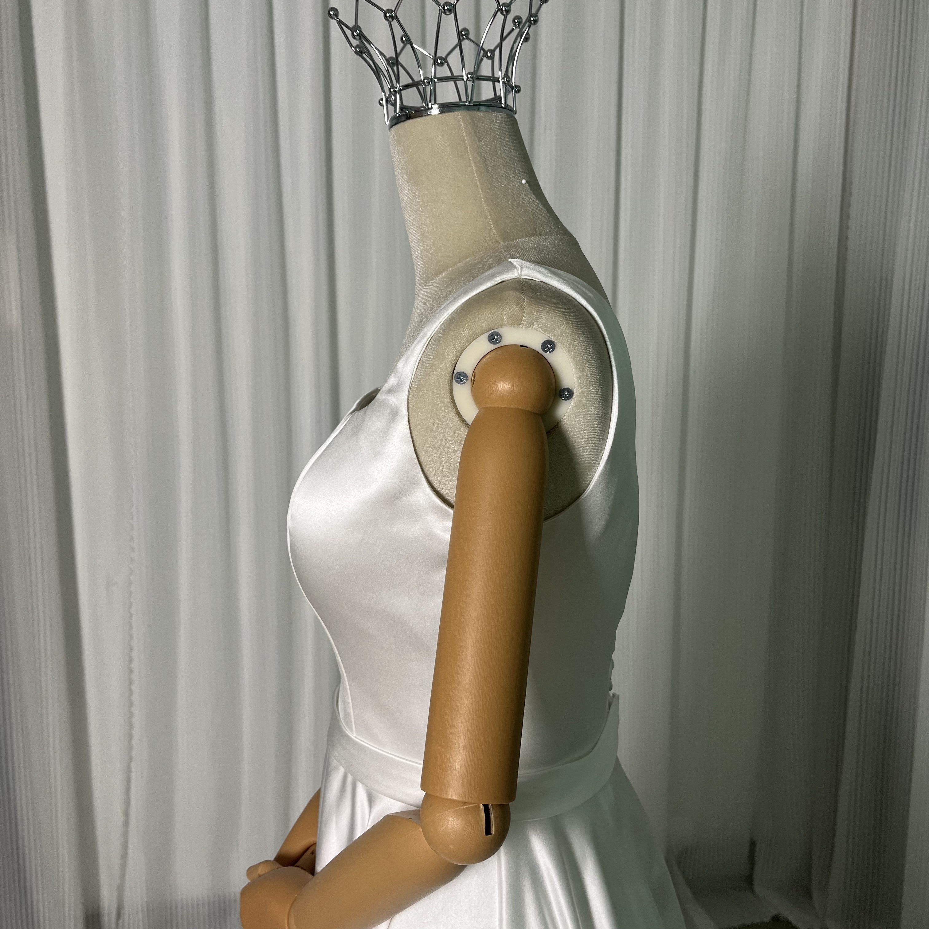 パーティードレス ノースリーブ 背中見せ スレンダーライン 色直し くるみボタン 結婚式/二次会