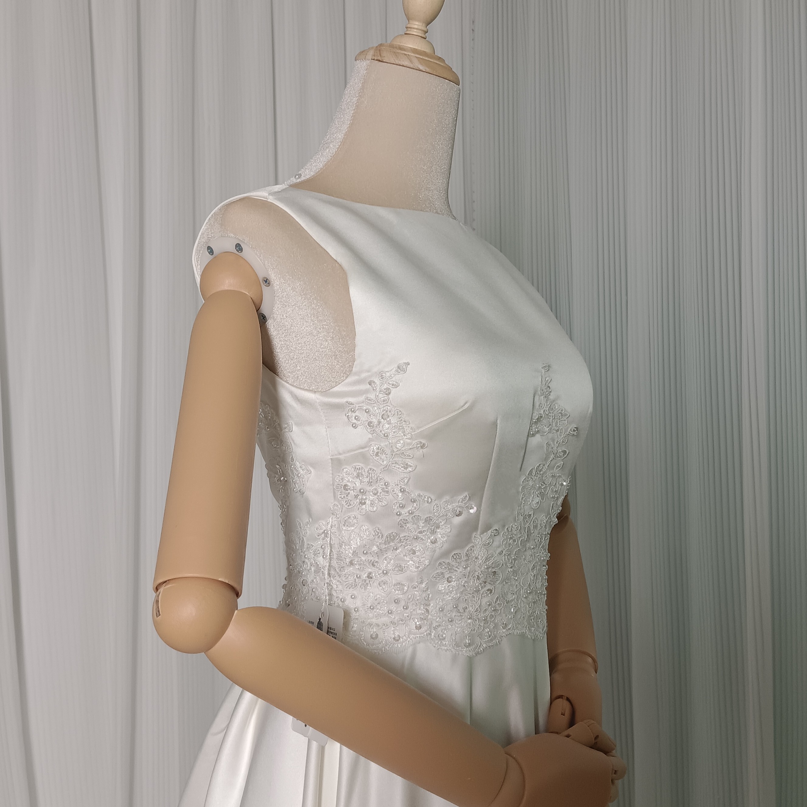 フランス風 ウエディングドレス ノースリーブ 繊細レース パール 背中見せ ロングトレーン 披露宴/結婚式