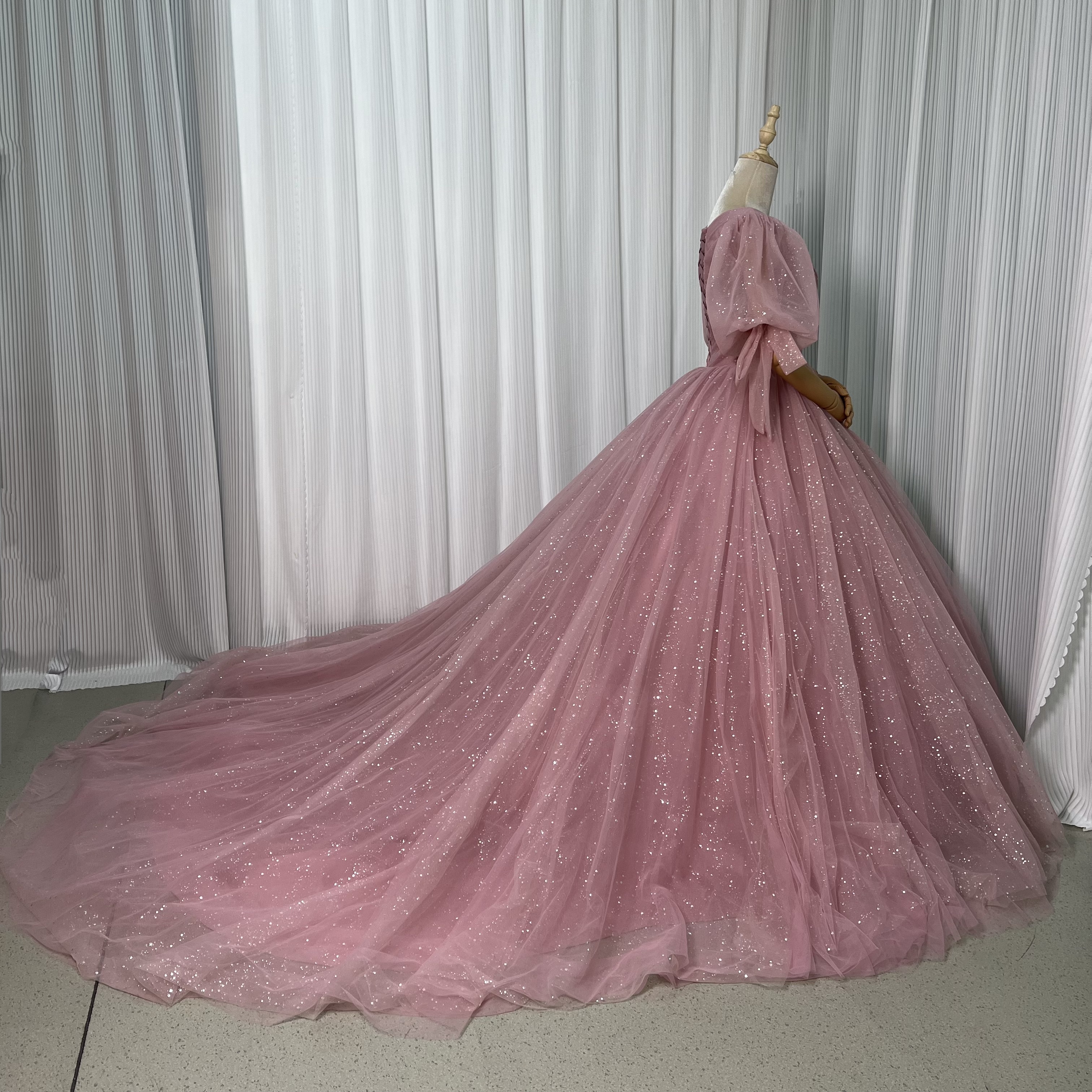 上品！カラードレス ピンク パフスリーブ キラキラグリッターチュール 編み上げ チュールドレス 花嫁