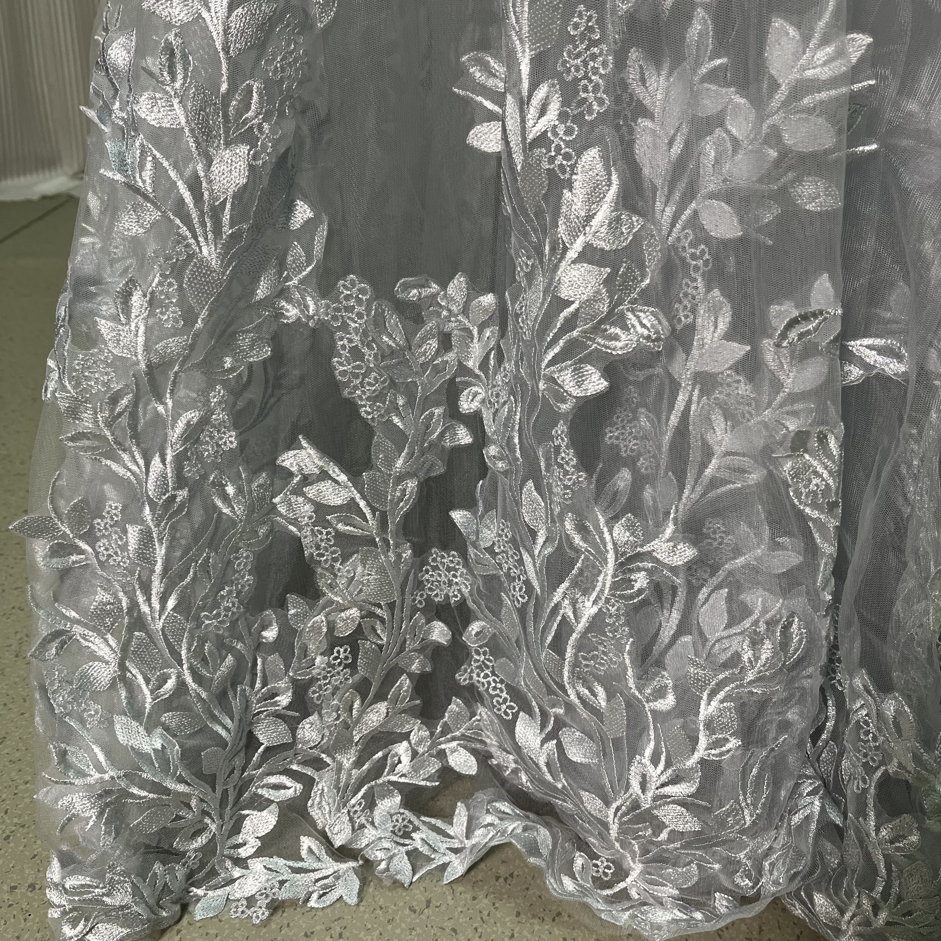 大人気上昇！ウエディングドチュールスカート 薄シルバー ロング リーフ刺繍 花嫁