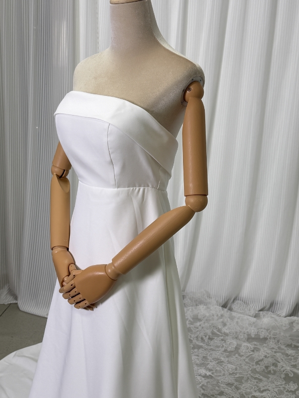 フランス風 ウェディングドレス ベアトップ 細見えシルエット 華やかなトレーン 流れる透け花レース 結婚式