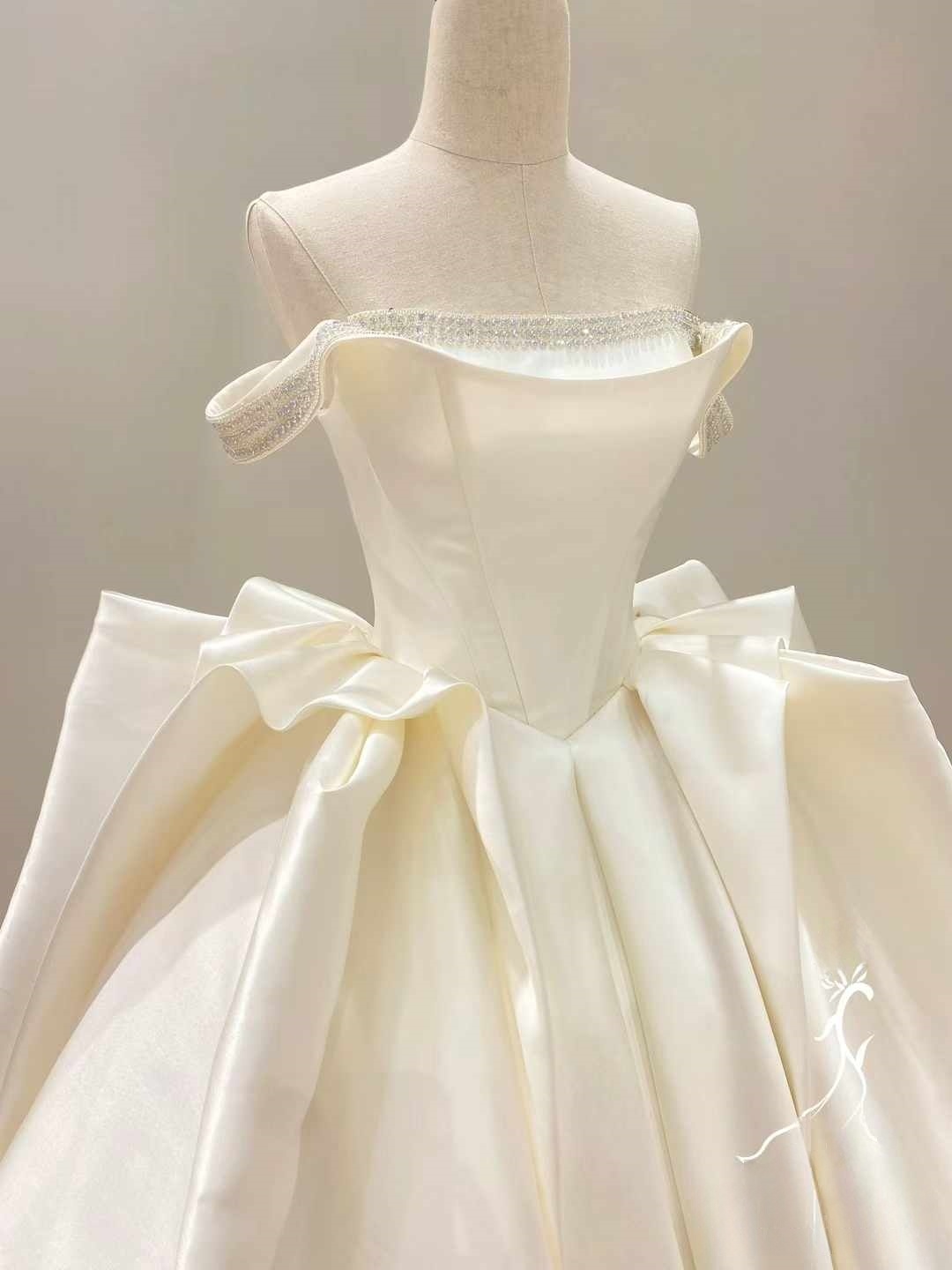 ウエディングドレス オフショルダー アイボリー ビジュー ミカドサテン プリンセスライン 結婚式