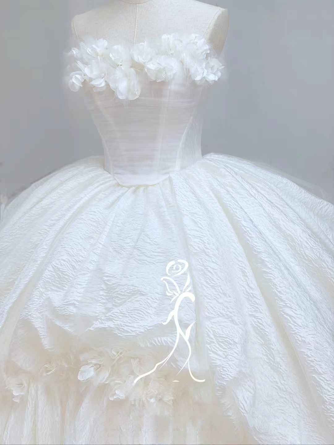 上品！ウエディングドレス プリント模様 ベアトップ フリルドレス オフホワイト プリンセスライン 花嫁