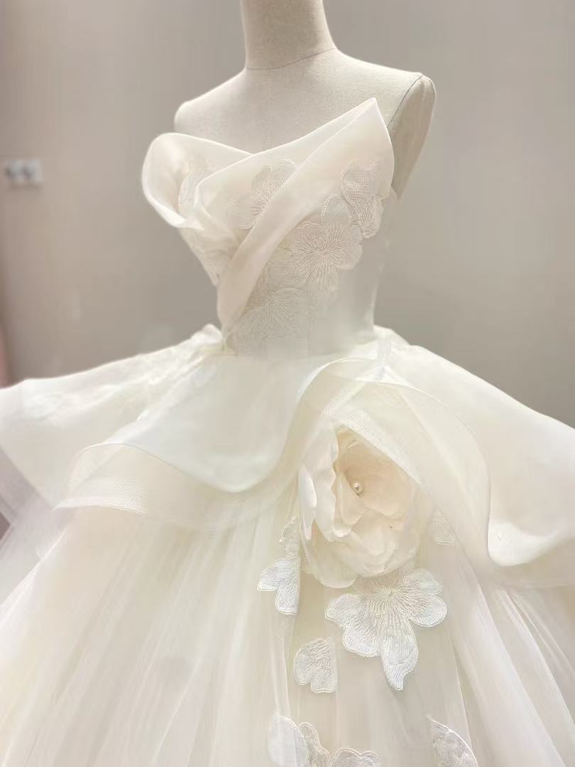 豪華！ウェディングドレス ベアトップ フリルドレス シアーな美しさ 花モチーフ 結婚式
