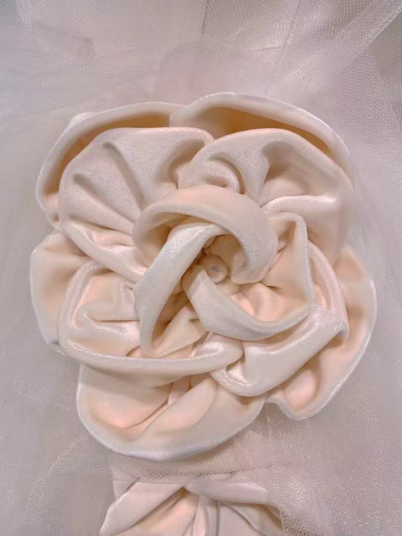 ウエディングドレス 薄ピンク プリンセスライン 花モチーフ ラッフルフリル 可愛い 結婚式