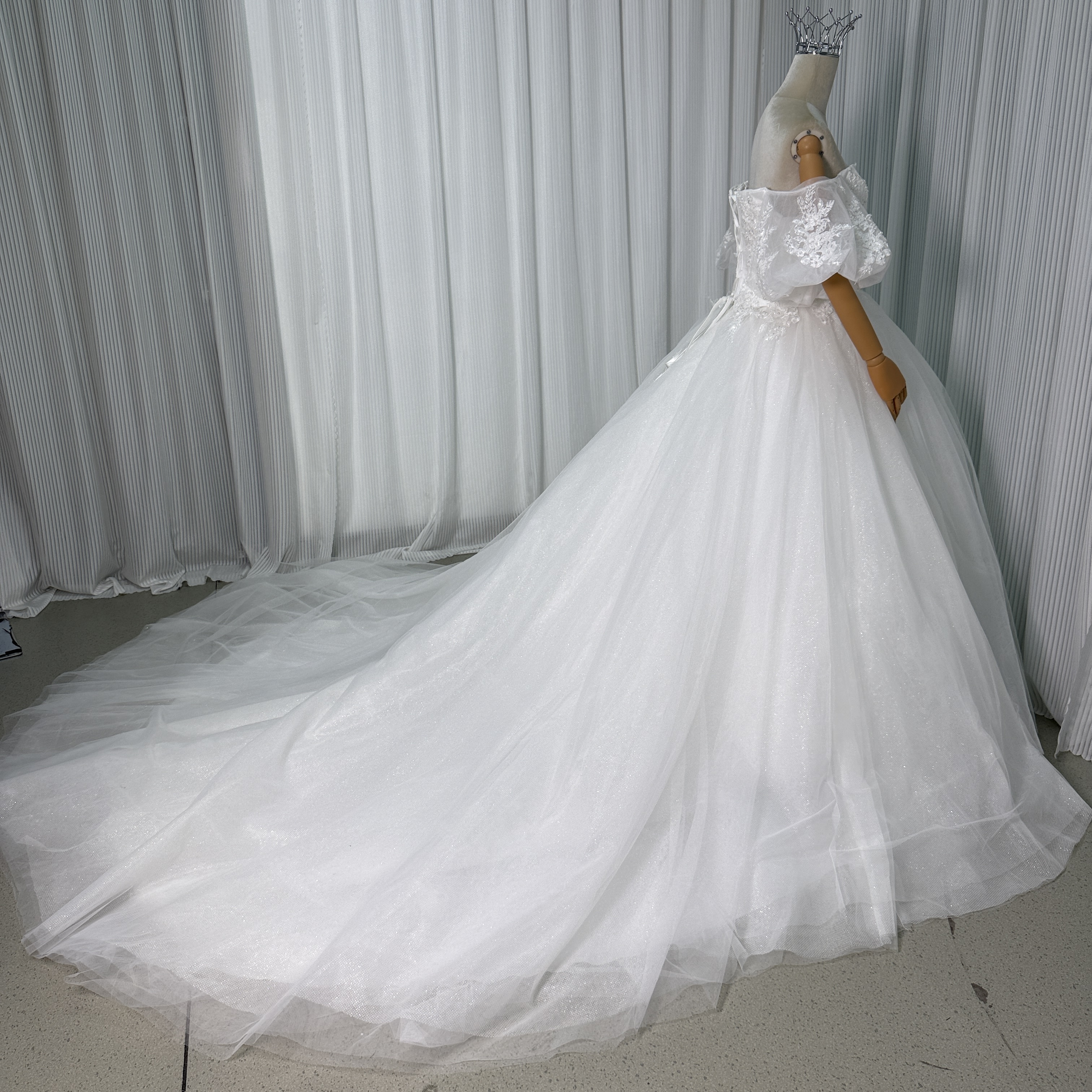 ウエディングドレス ベアトップ 上品花レース キラキラスパンコール パフスリーブ ロングトレーン 結婚式