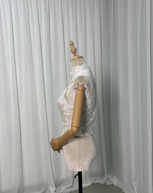 ボレロ ノースリーブ くるみボタン シアーな美しさ ハイネック 美しい花レース 花嫁/ウェディングドレス
