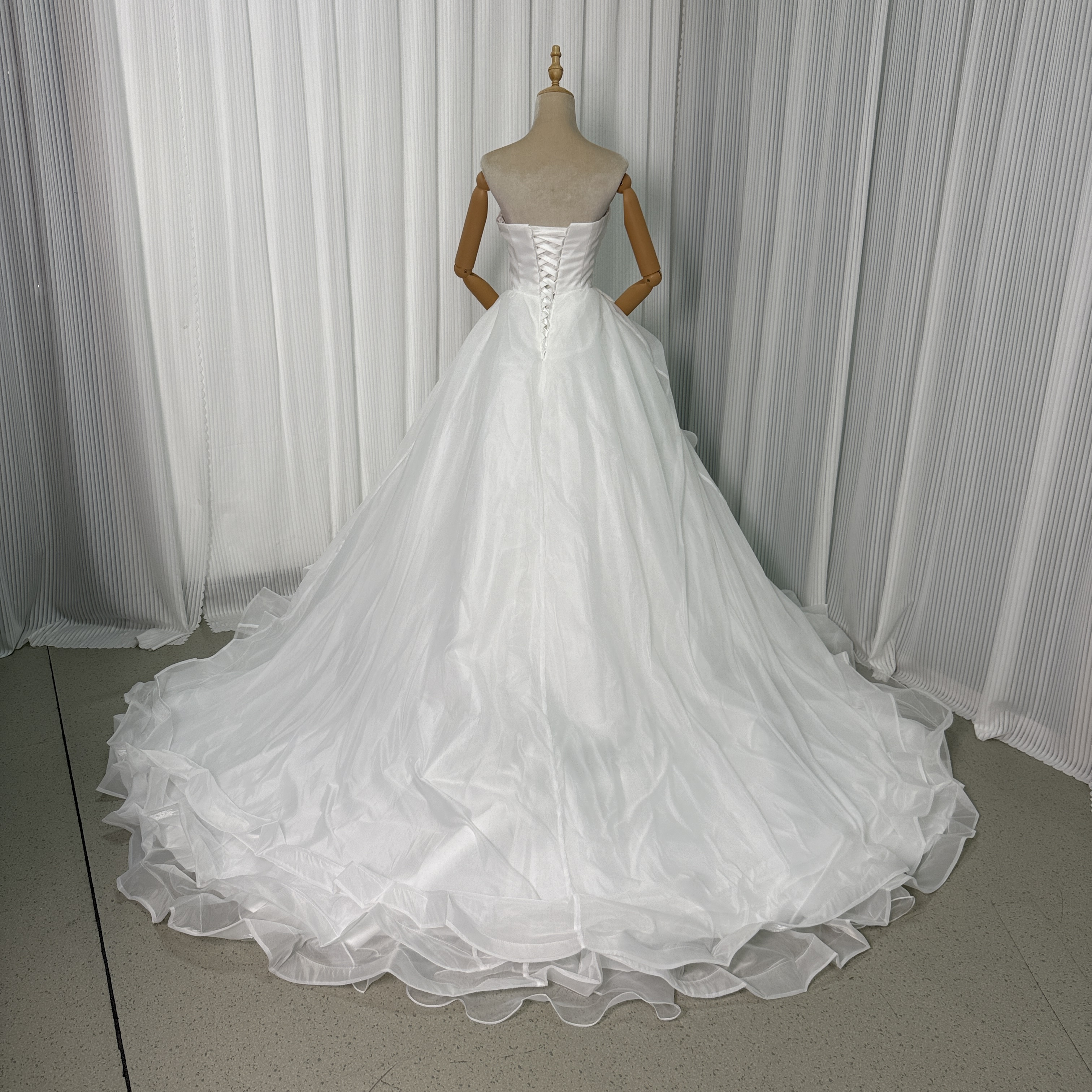 エレガント ウエディングドレス ベアトップ プリーツスカート プリンセスライン 編み上げ 結婚式