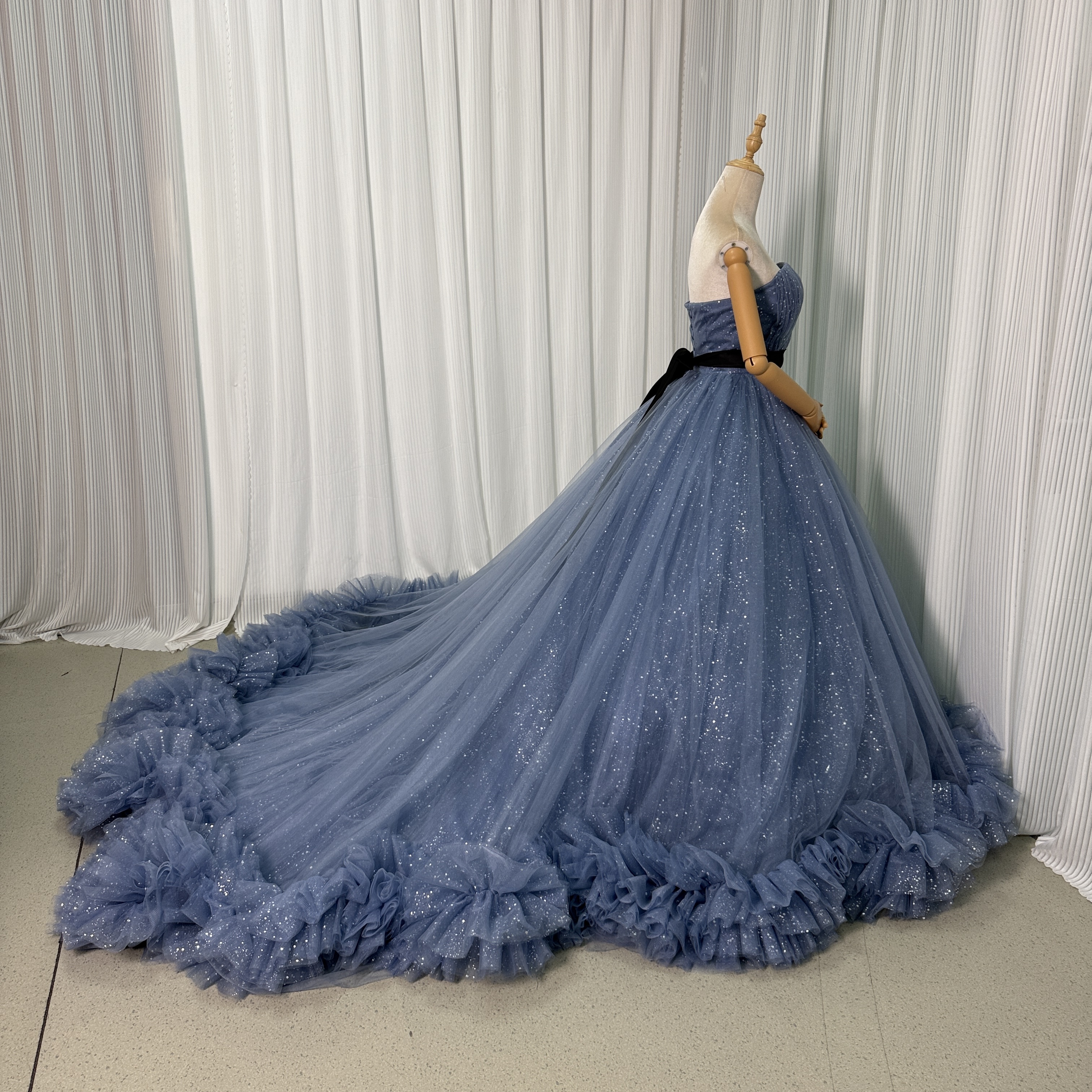 カラードレス ブルー ベアトップ キラキラチュール ラッフルフリル プリンセスライン 花嫁