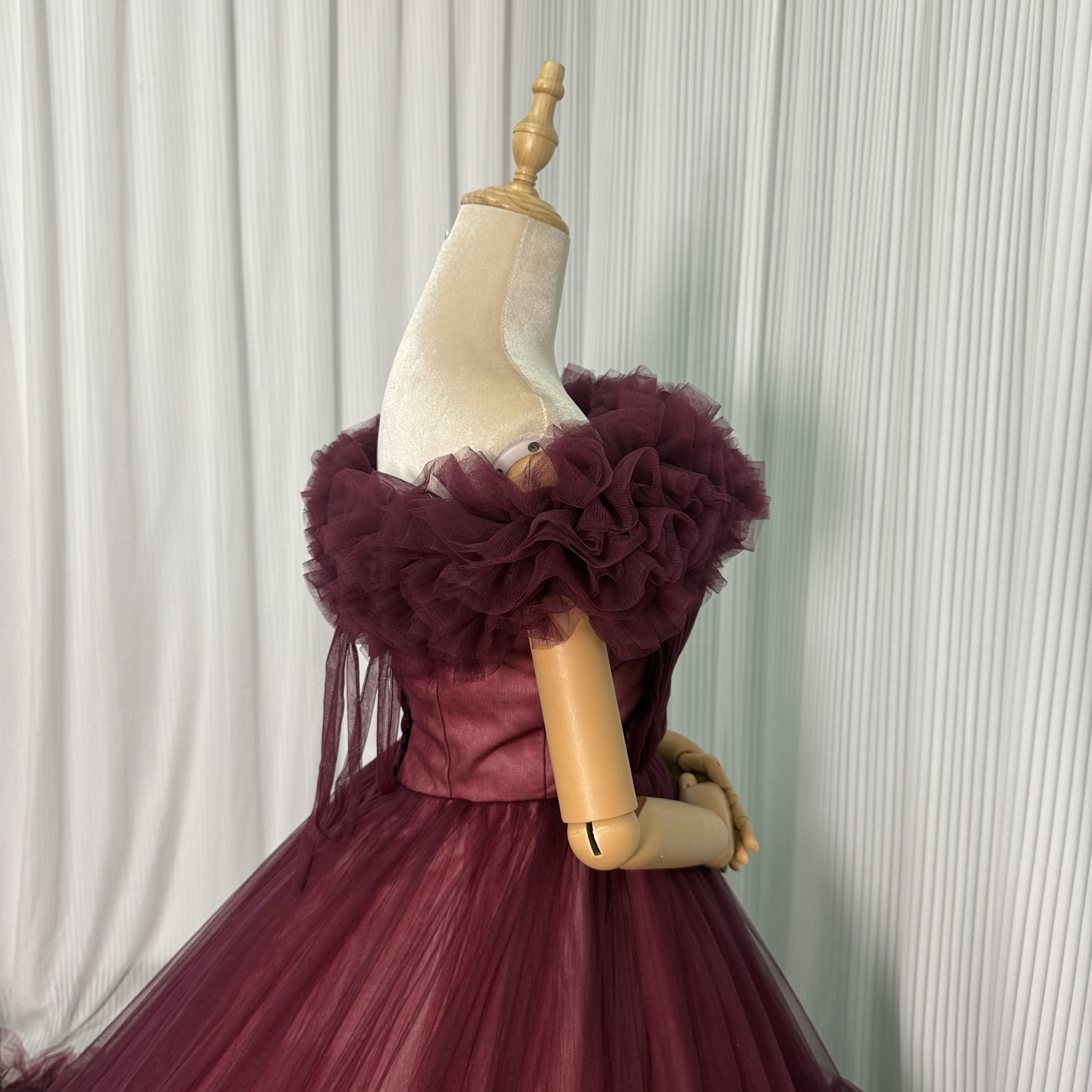 人気上昇！カラードレス ボルドー色 取り外しオフショルダー ラッフルフリル 華やかなトレーン 前撮り