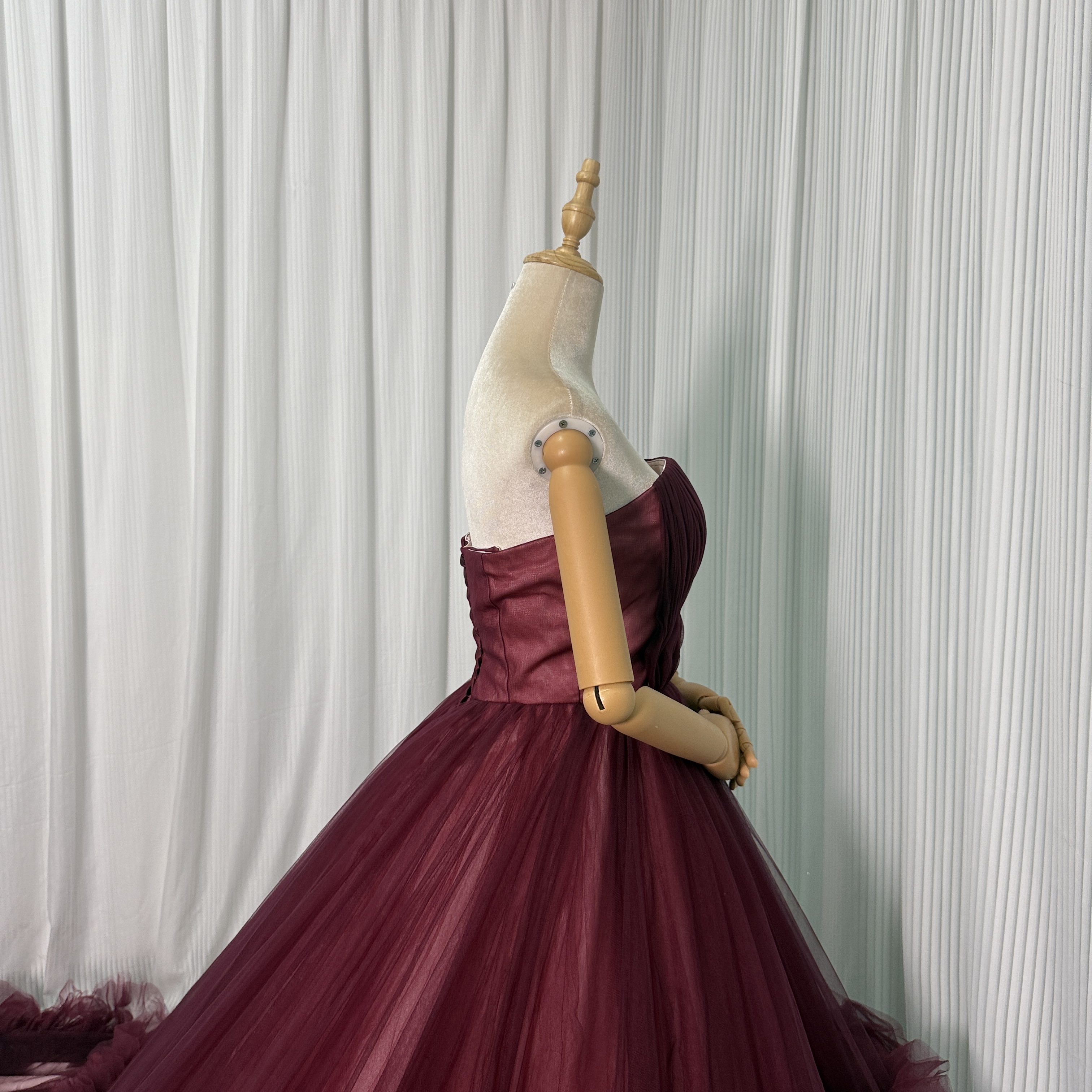 人気上昇！カラードレス ボルドー色 ベアトップ ラッフルフリル 華やかなトレーン 前撮り