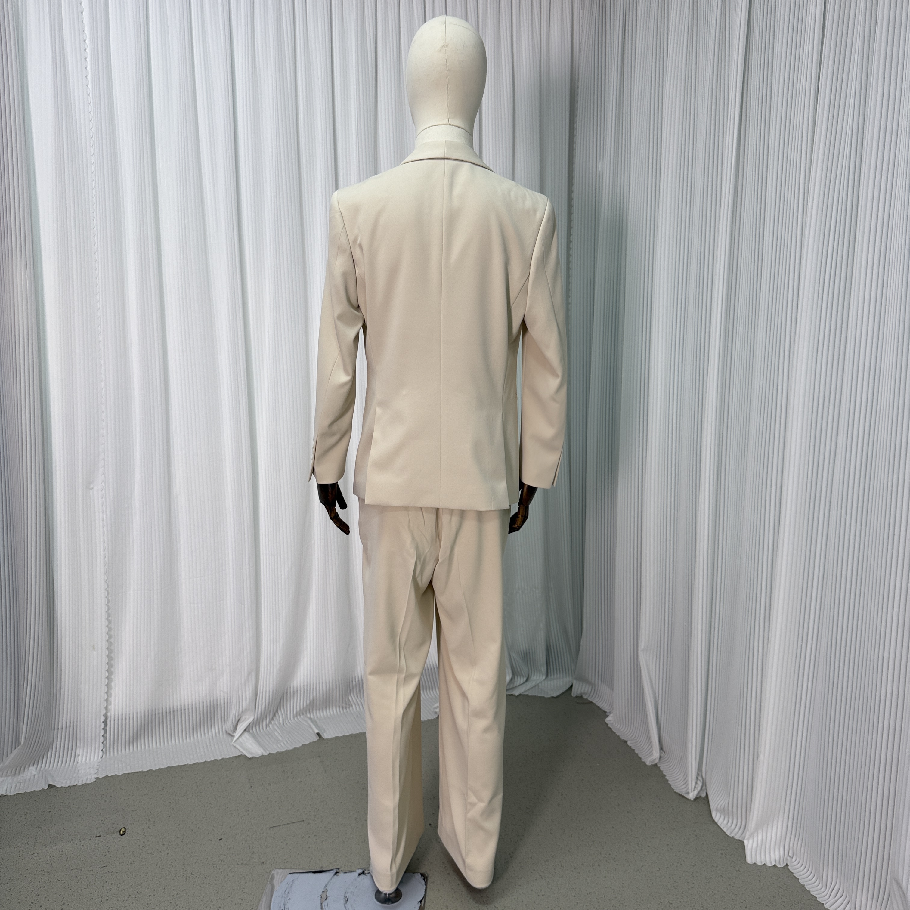 スーツ ベージュ スリット 快適な生地 揺らめく裾 ジャケット、パンツの2点セット 新郎衣装