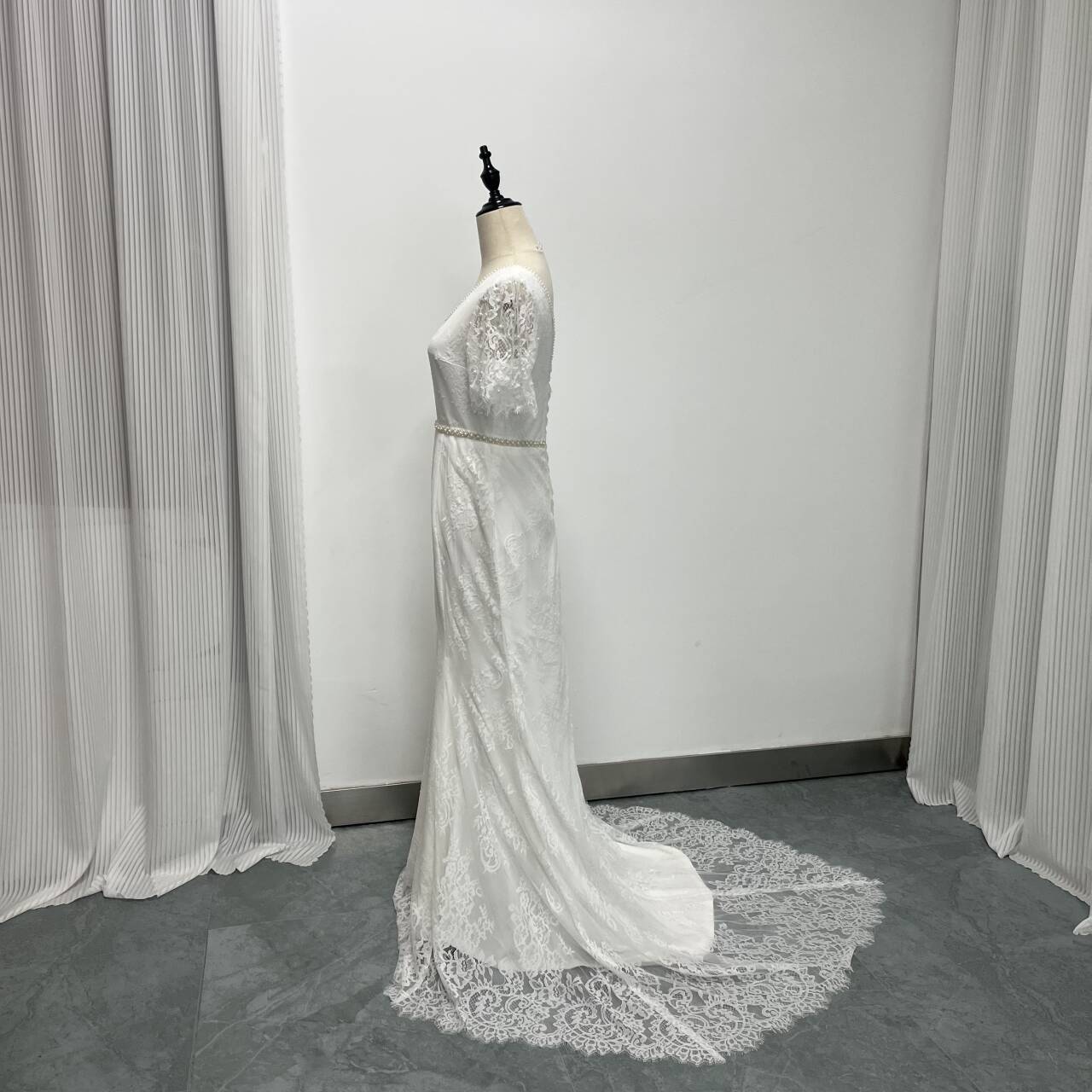 大人気上昇！ホワイト ウエディングドレス Vネック 贅沢な総レース パール マーメイドライン 前撮り