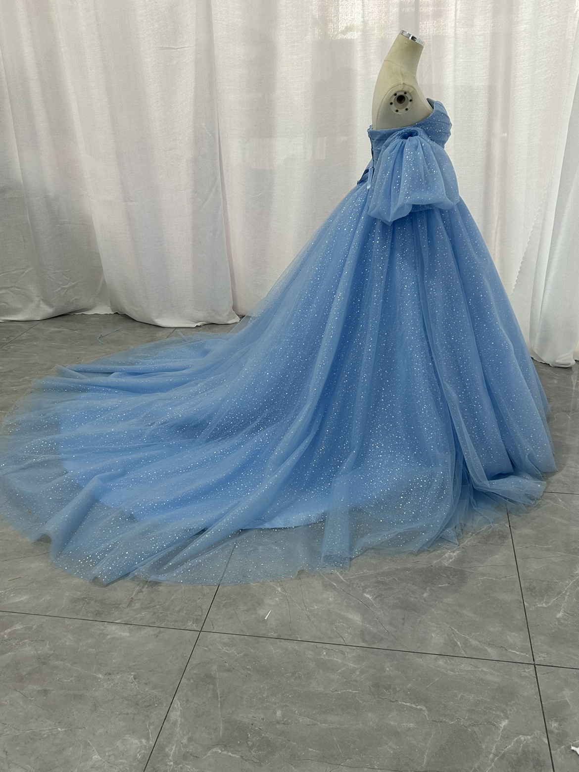 カラードレス ブルー キラキラチュール ベアトップ パフスリーブ 編み上げ ふわふわドレス バックリボン 前撮り