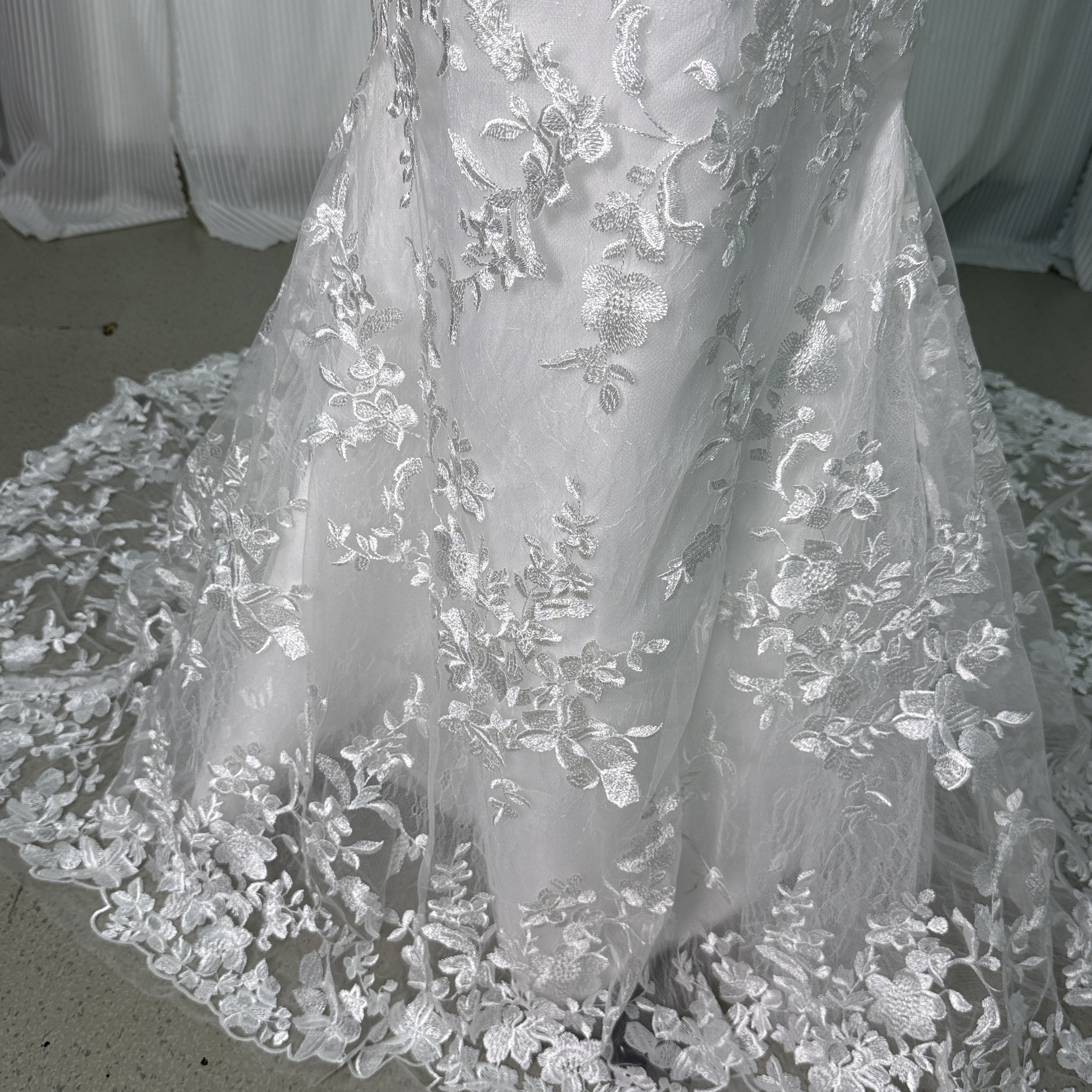 ウェディングドレス 贅沢な小花総レース キャミソール Vネック マーメイドライン 華やかなトレーン 披露宴