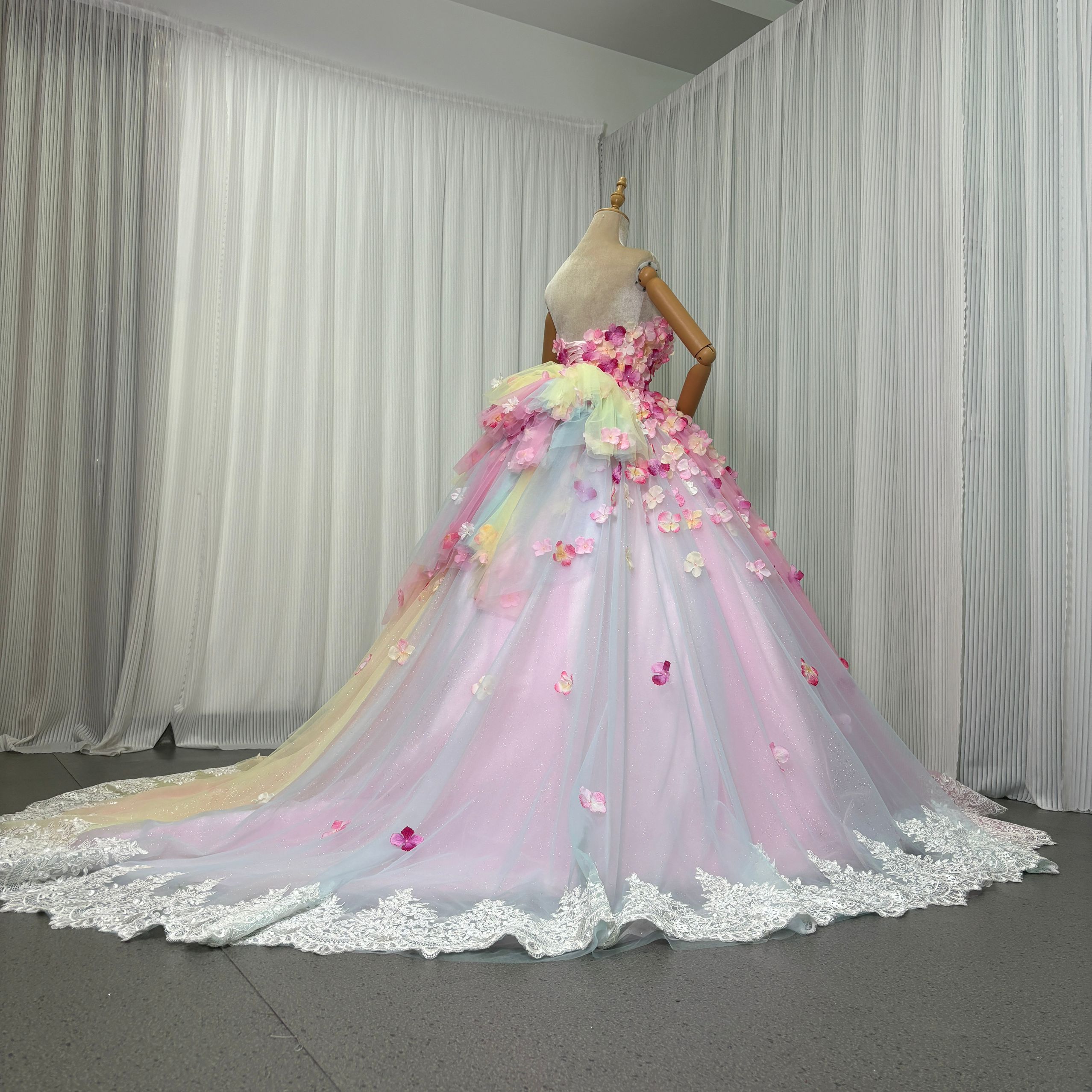 カラードレス レインボー 花モチーフ キラキラチュール 立体レース刺繍 裾に繊細レースをあしらった 結婚式