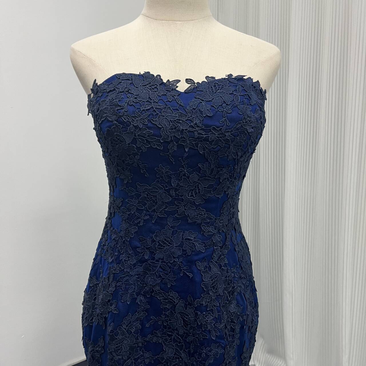 豪華！カラードレス ネイビー ベアトップ マーメイドライン 繊細レース 挙式/結婚式/披露宴 華やかなトレーン