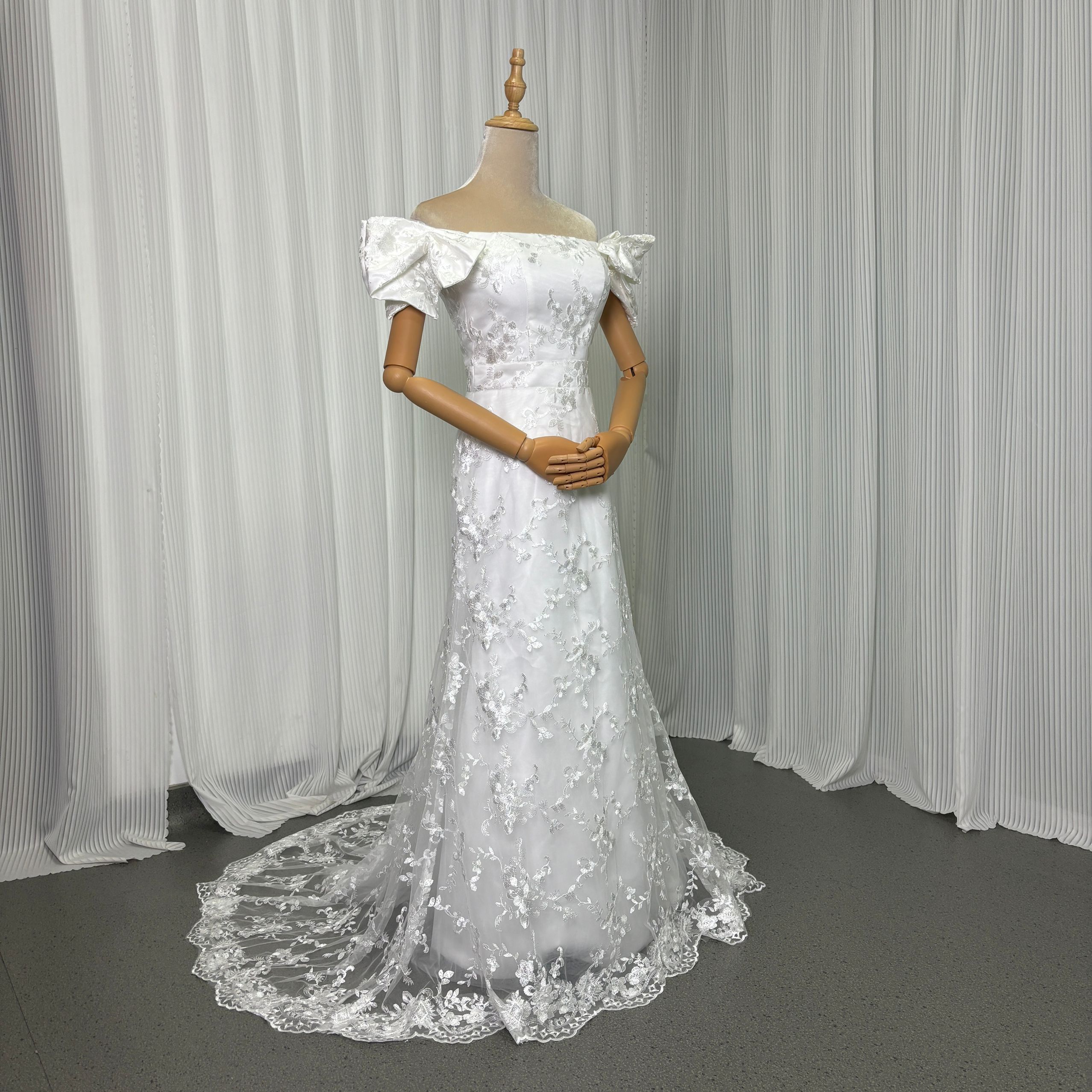 ウェディングドレス 姫袖 オフショルダー 贅沢な総レース 優雅なシルエット ファスナー 結婚式/披露宴