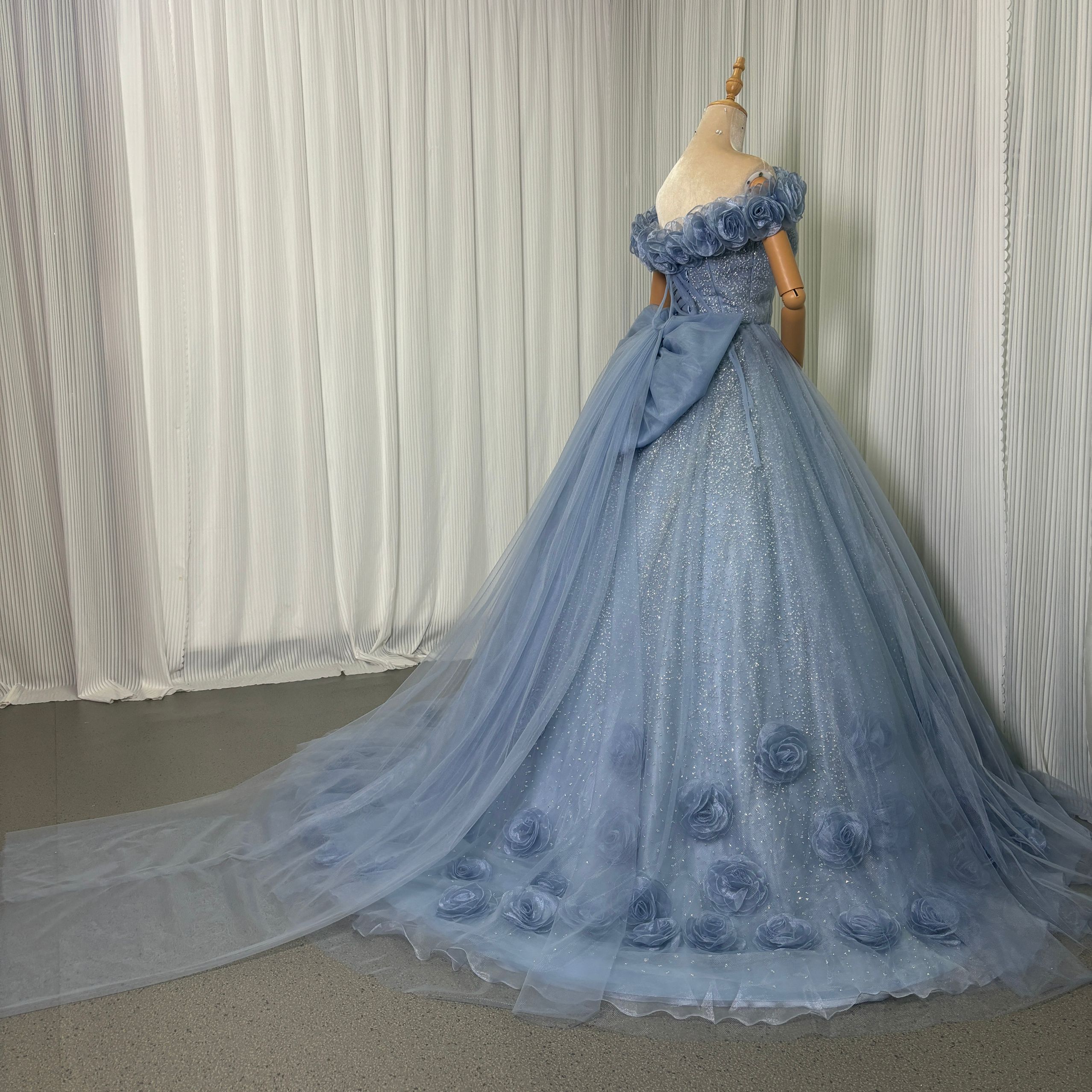 カラードレス ブルーグレー オフショルダー キラキラドレス バラトレーン 編み上げ リボン 結婚式 花嫁