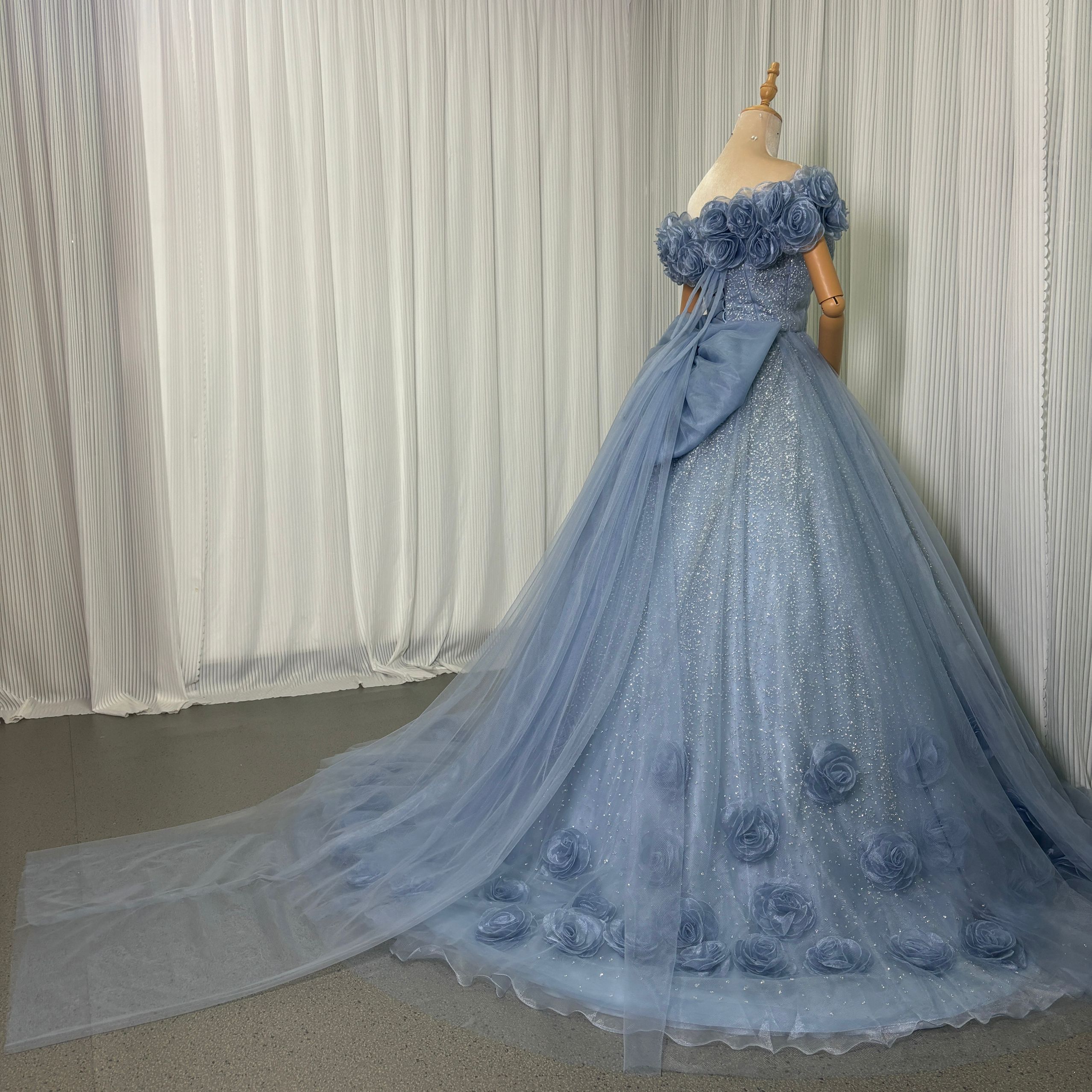 カラードレス ブルーグレー オフショルダー キラキラドレス バラトレーン 編み上げ リボン 結婚式 花嫁