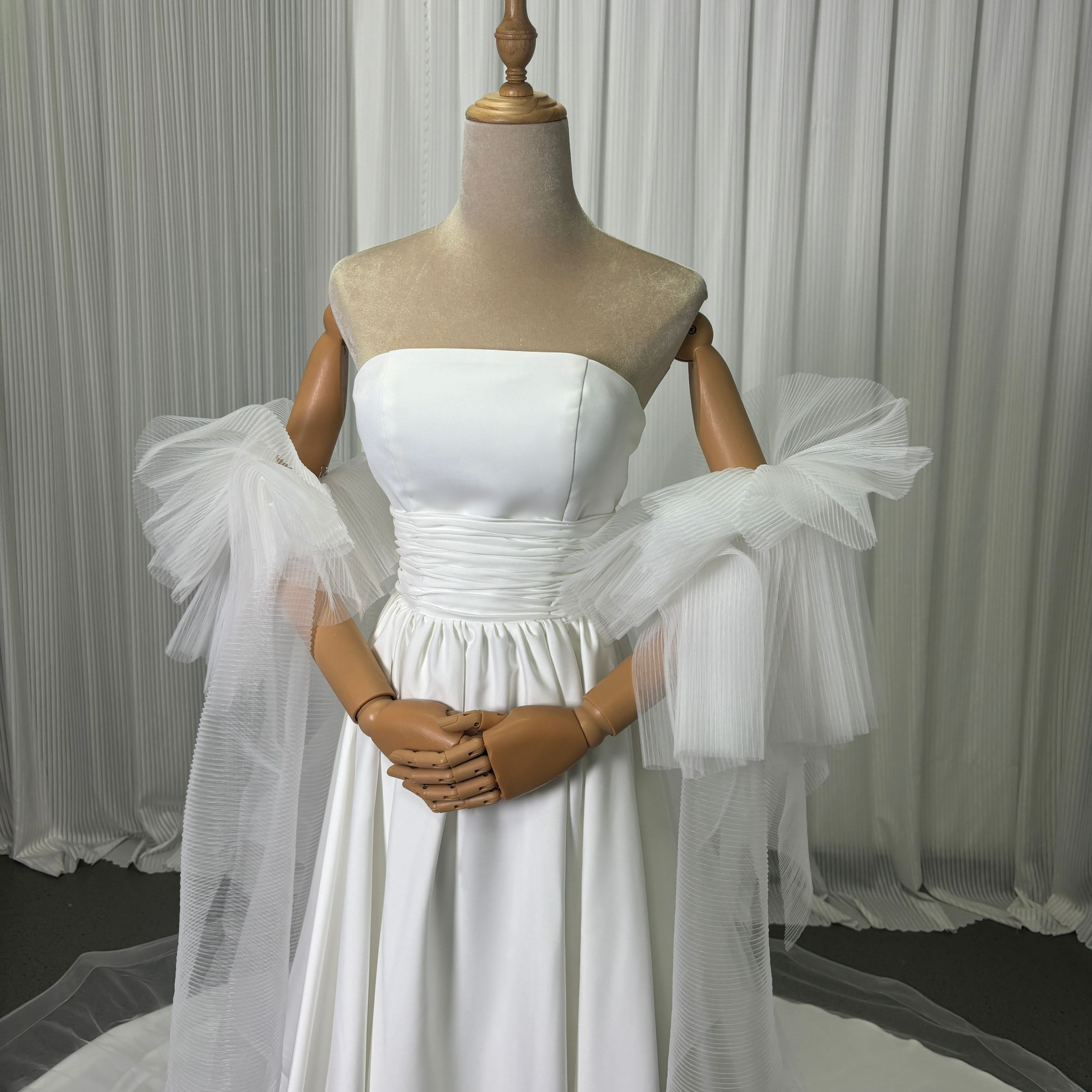 実例写真！ウエディングドレス　取り外しチュールフリル付け袖　トレーン　ベアトップ　前撮り　結婚式