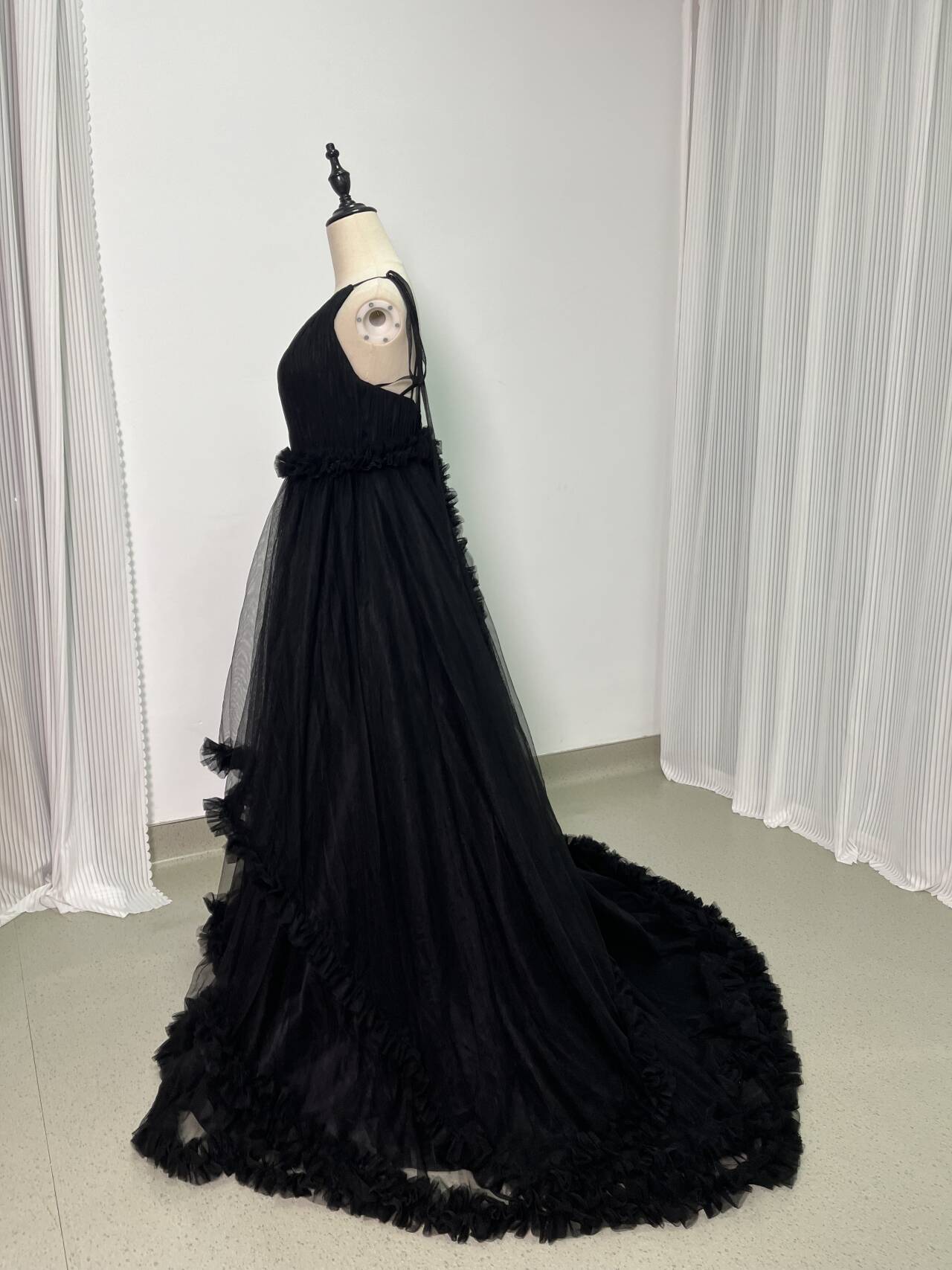 パーティードレス デザイン感 ブラック キャミソール ラッフルフリル ソフトチュール Vネック 背中見せ 拳式