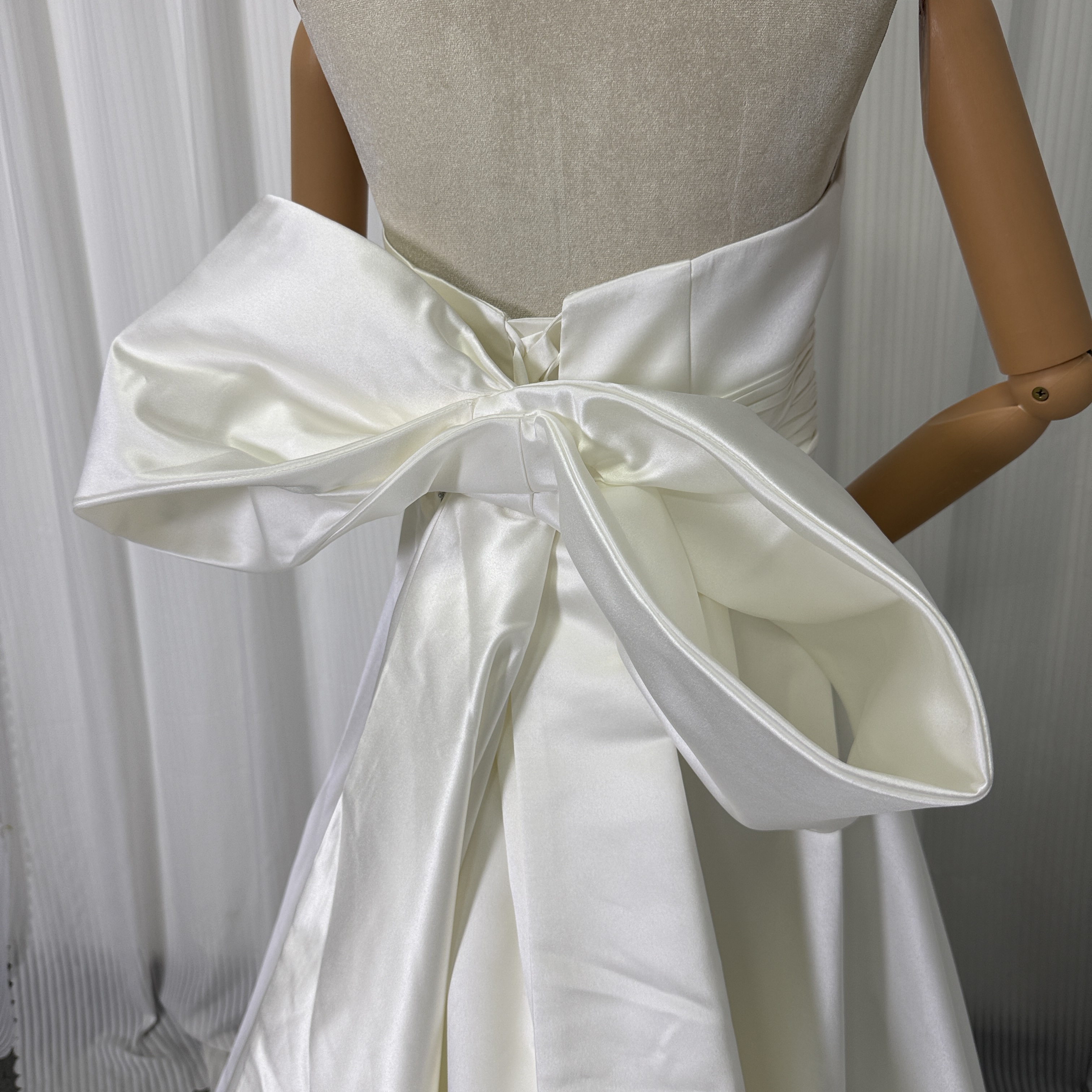 ウェディングドレス ベアトップ 豪華なバックリボン ロングトレーン 光沢サテン 結婚式