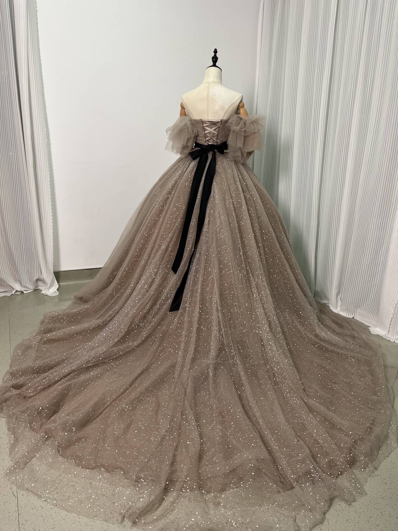 華やか カラードレス カーキ色 取り外しオフショルダー キラキラチュール ベルト 編み上げ 結婚式/披露宴