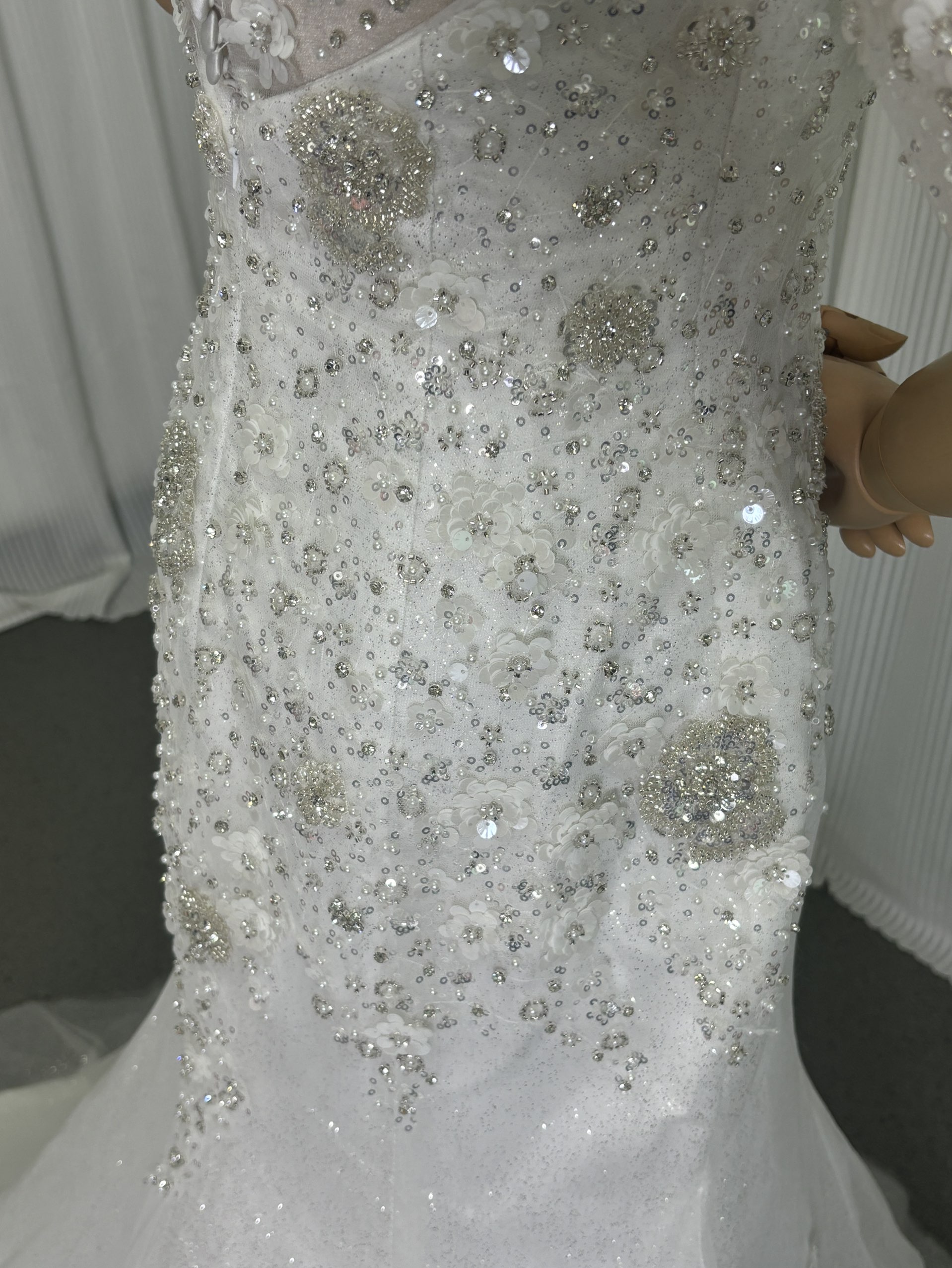 ウエディングドレス 3D立体レース刺繍 半袖 キラキラグリッターチュール マーメイドライン くるみボタン 結婚式