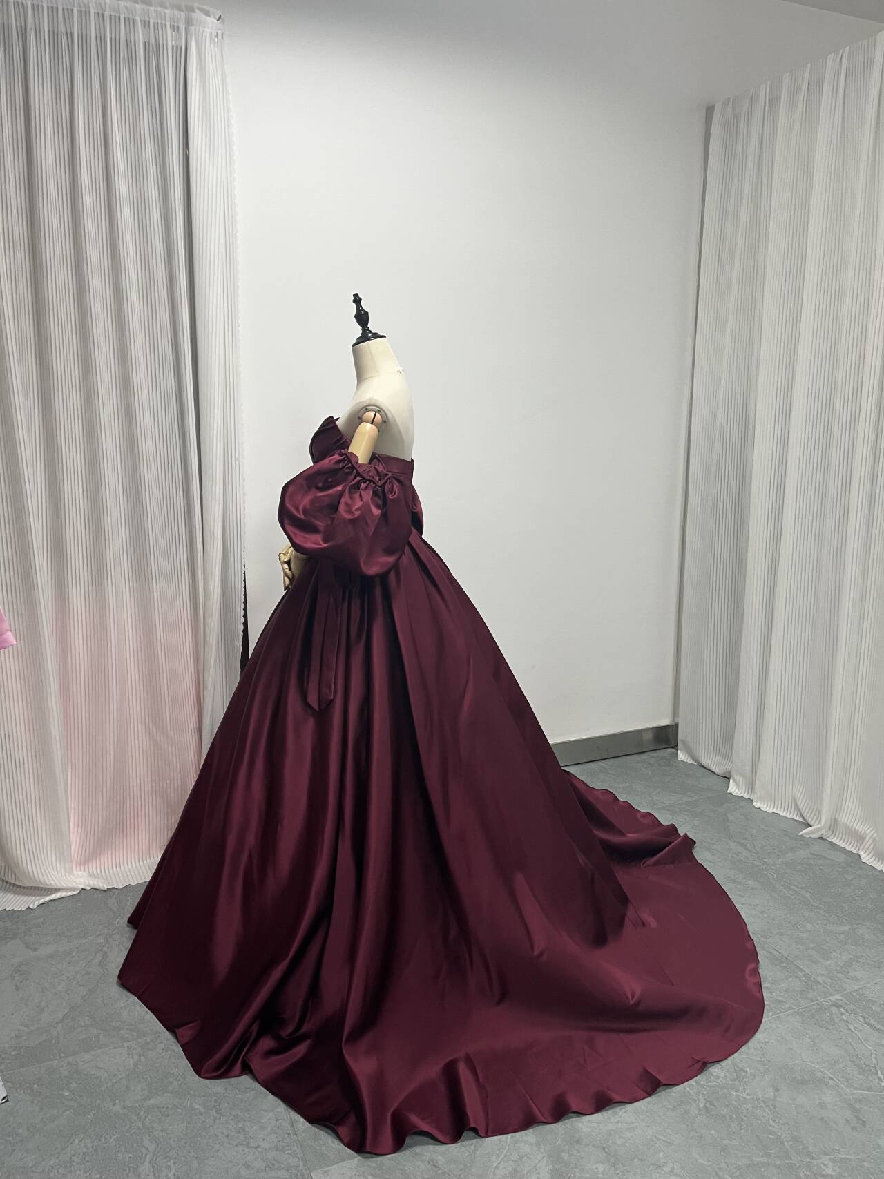 美品！カラードレス ボルドー色 ベアトップ 取り外し袖 ファスナー 光沢サテン プリンセスライン 結婚式 前撮り