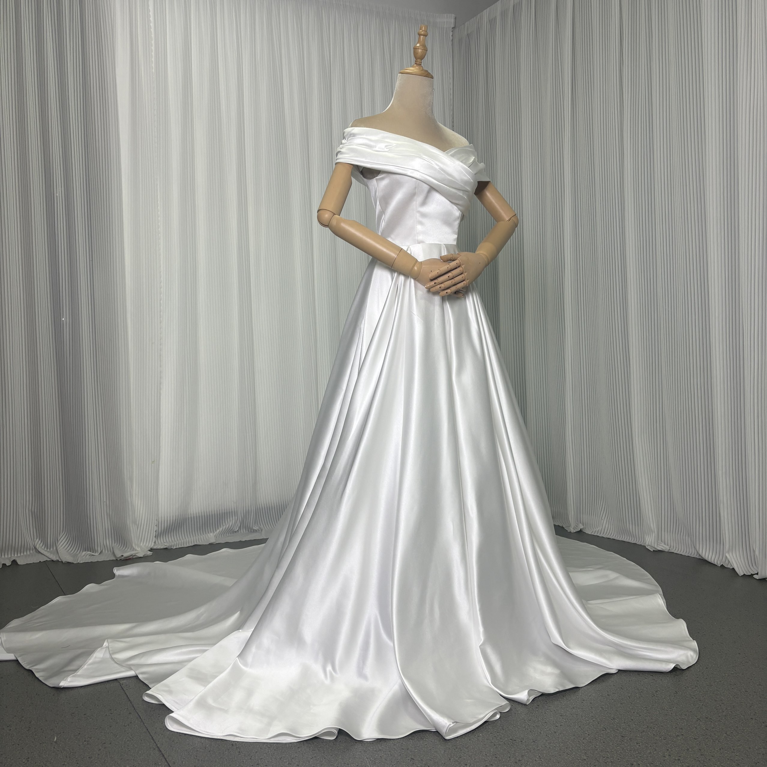 ウエディングドレス オフショルダー ロングトレーン 光沢サテン くるみボタン 編み上げ 結婚式