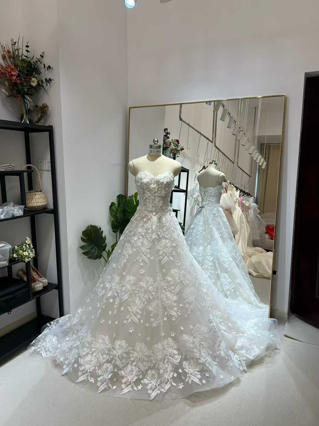 豪華！ウエディングドレス ベアトップ 3D立体花レース刺繍 Aライン 編み上げ 結婚式 前撮り