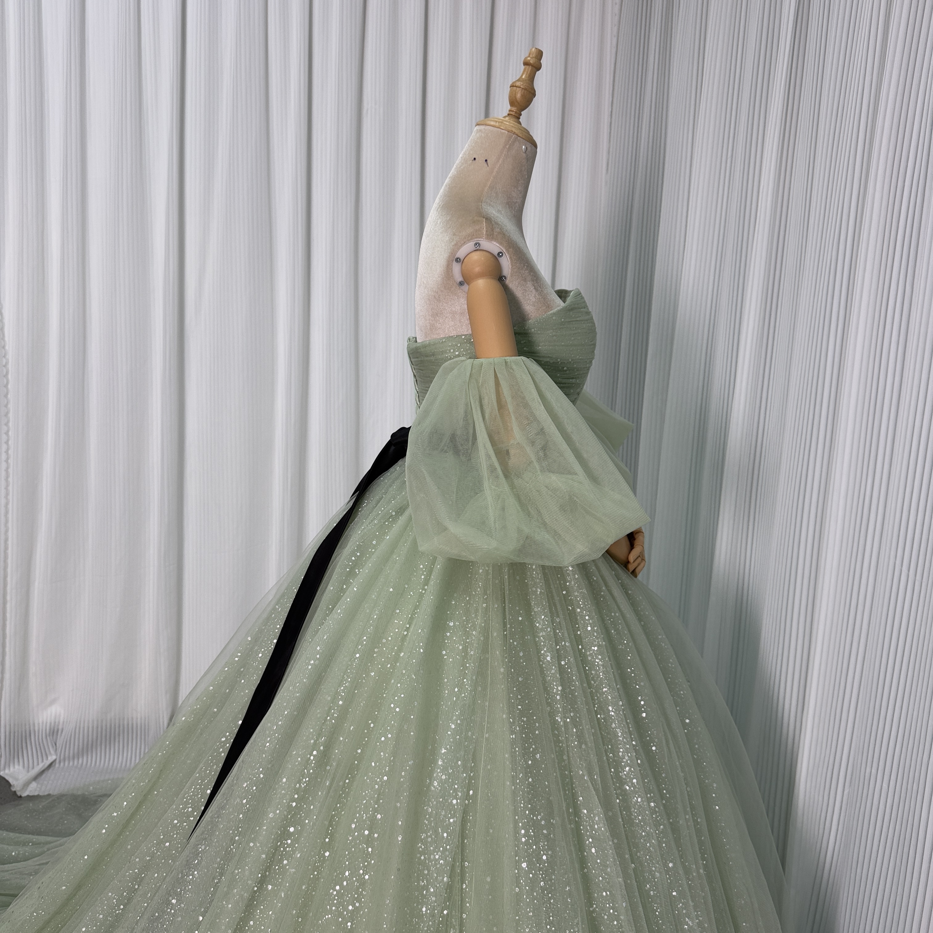 カラードレス ミントグリーン ベアトップ パフスリーブ サッシュベルト シークインチュール ロングトレーン 花嫁