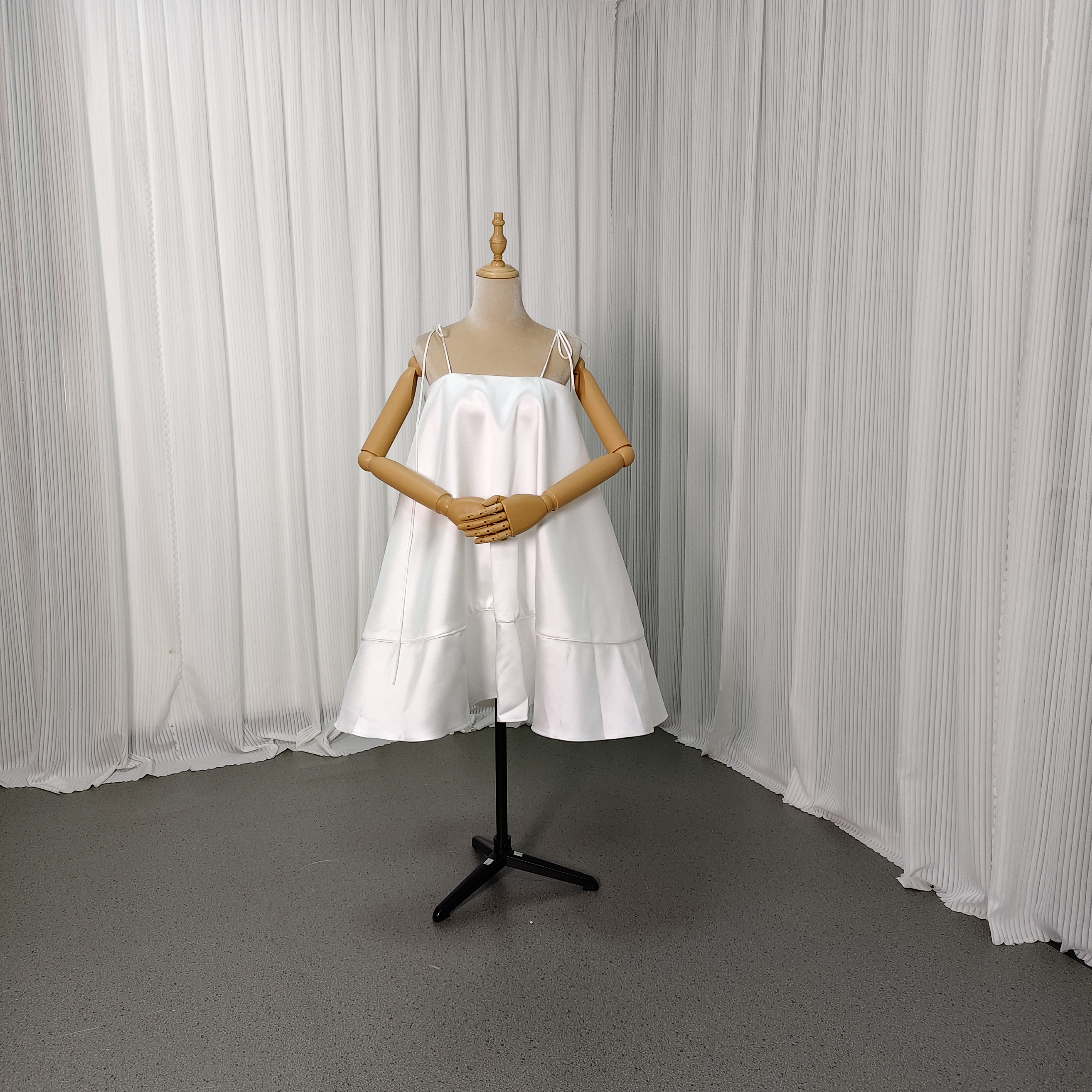 パーティードレス ミニワンピース ミカドサテン キャミソール オフホワイト ファスナー 揺らめく裾 前撮り