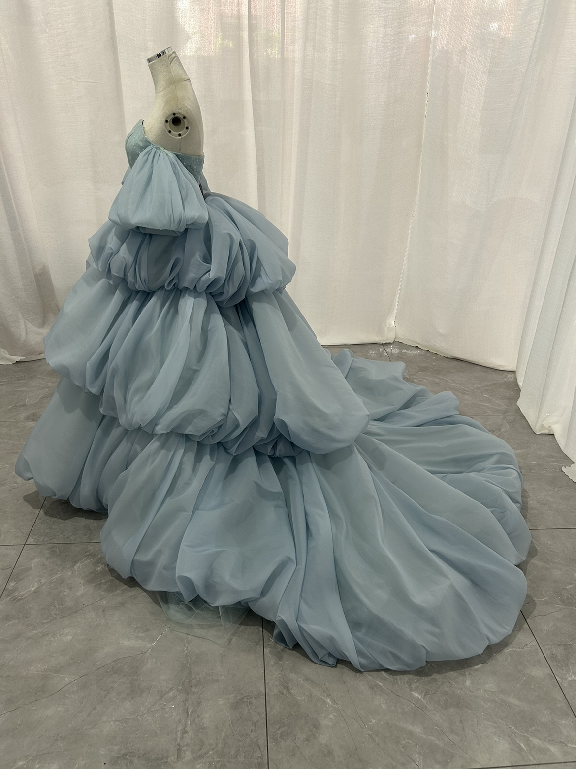 カラードレス ライトブルー ベアトップ キラキラチュール パフスリーブ ふわふわドレス 華やかなトレーン 二次会