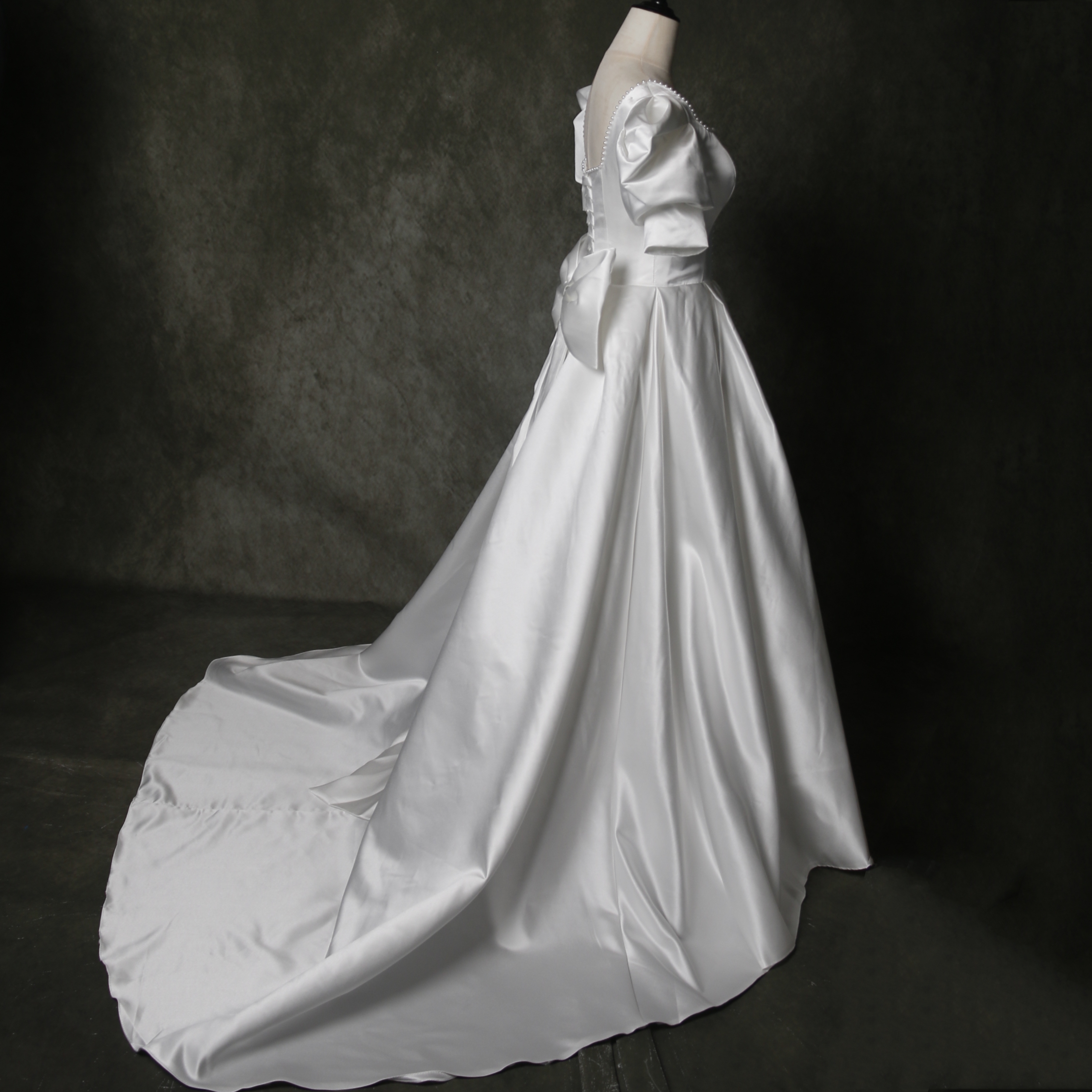 憧れのドレス ウエディングドレス オフホワイト パフスリーブ プリンセスライン 披露宴/挙式