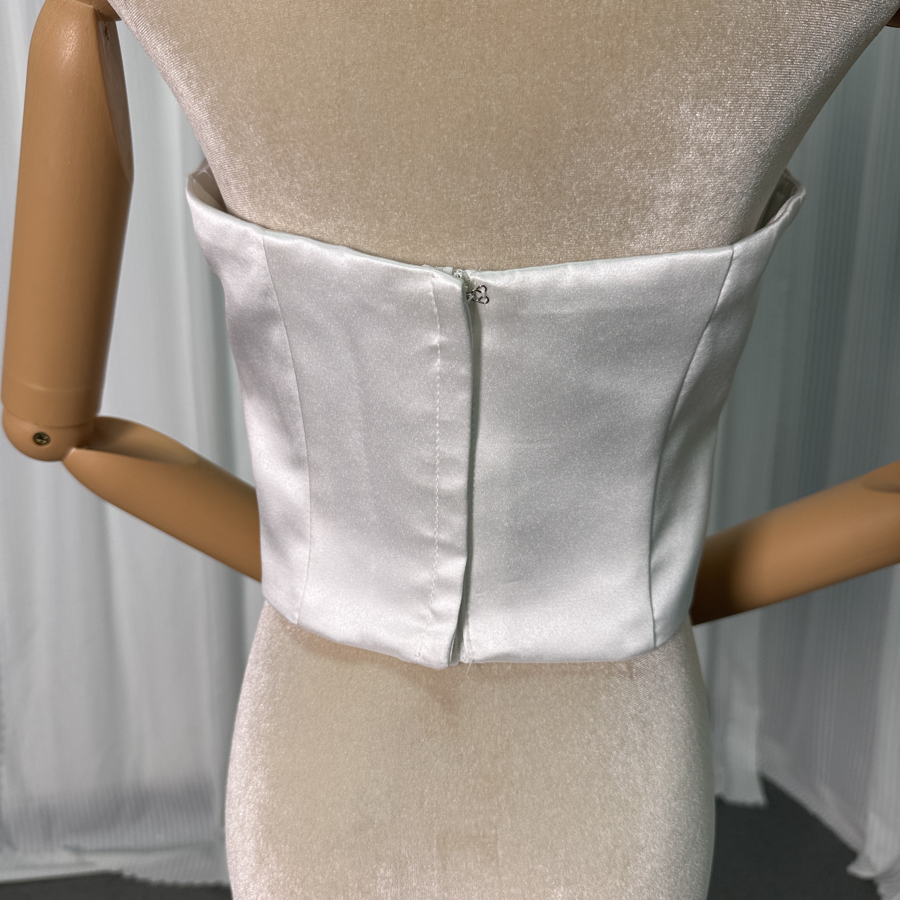 トップス ベアトップ 光沢サテン オフホワイト ファスナー 細見えシルエット 結婚式