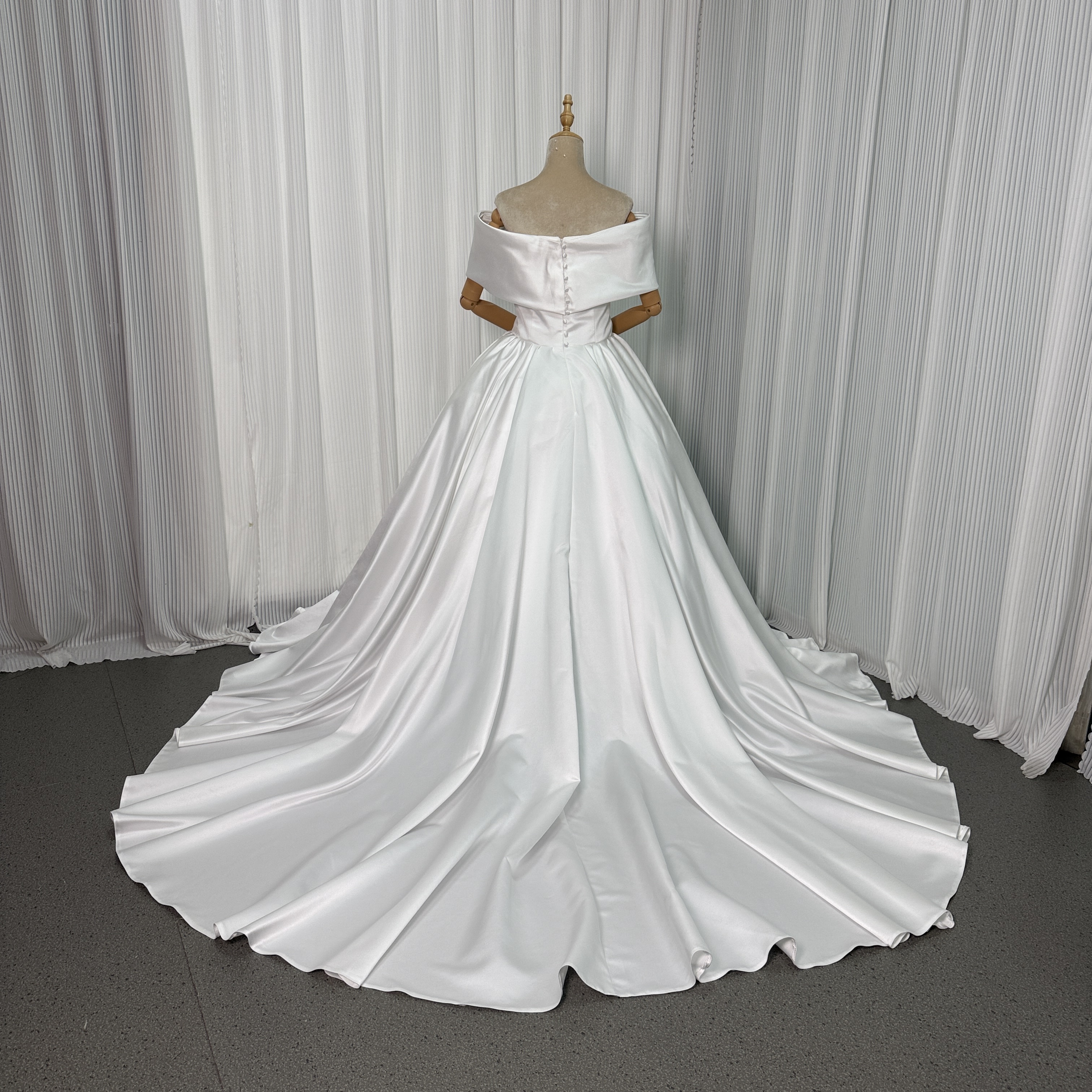 ウェディングドレス オフショルダー 光沢サテン フレアスカート ロングトレーン くるみボタン 結婚式