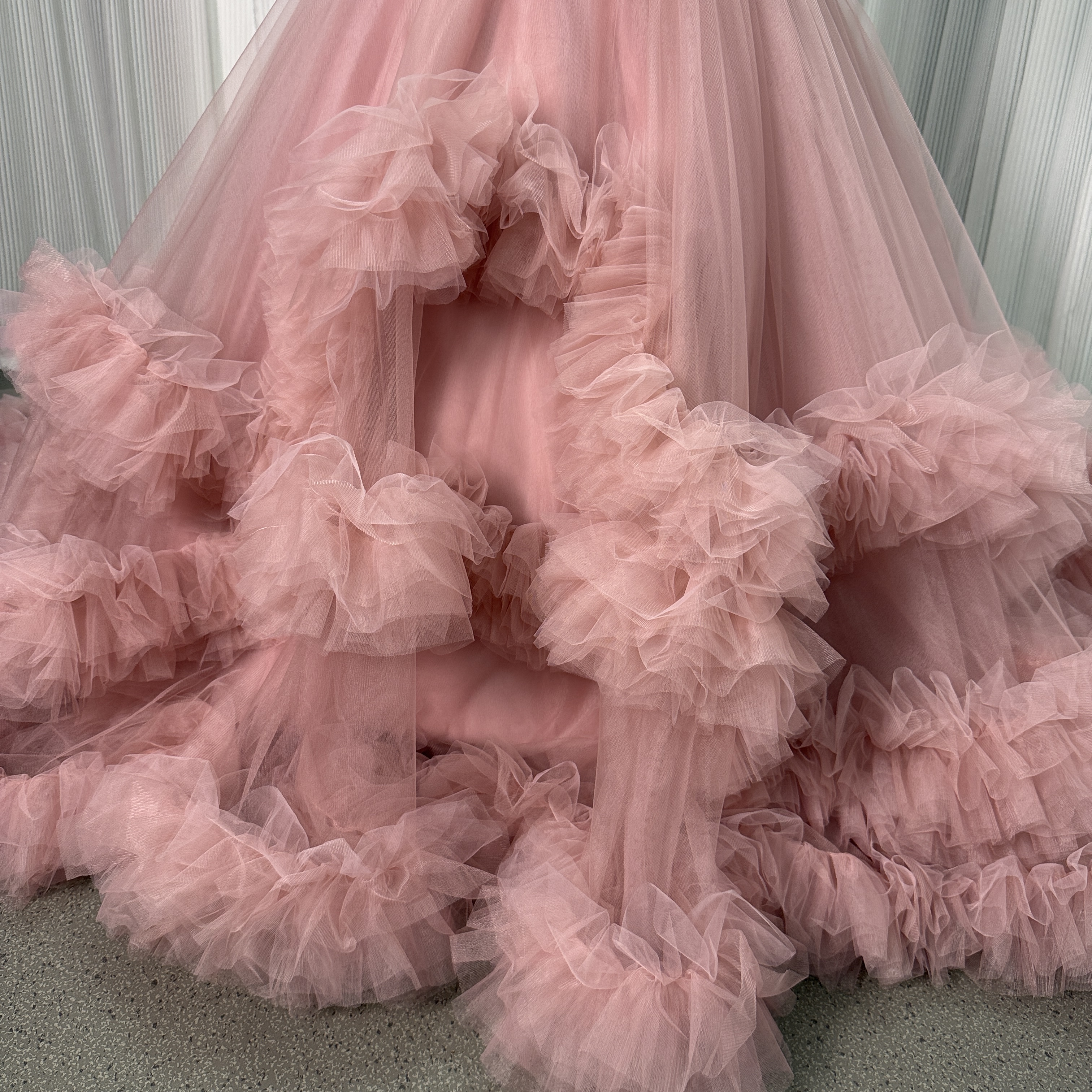 人気上昇！カラードレス ピンク ベアトップ ラッフルフリル 華やかなトレーン 前撮り