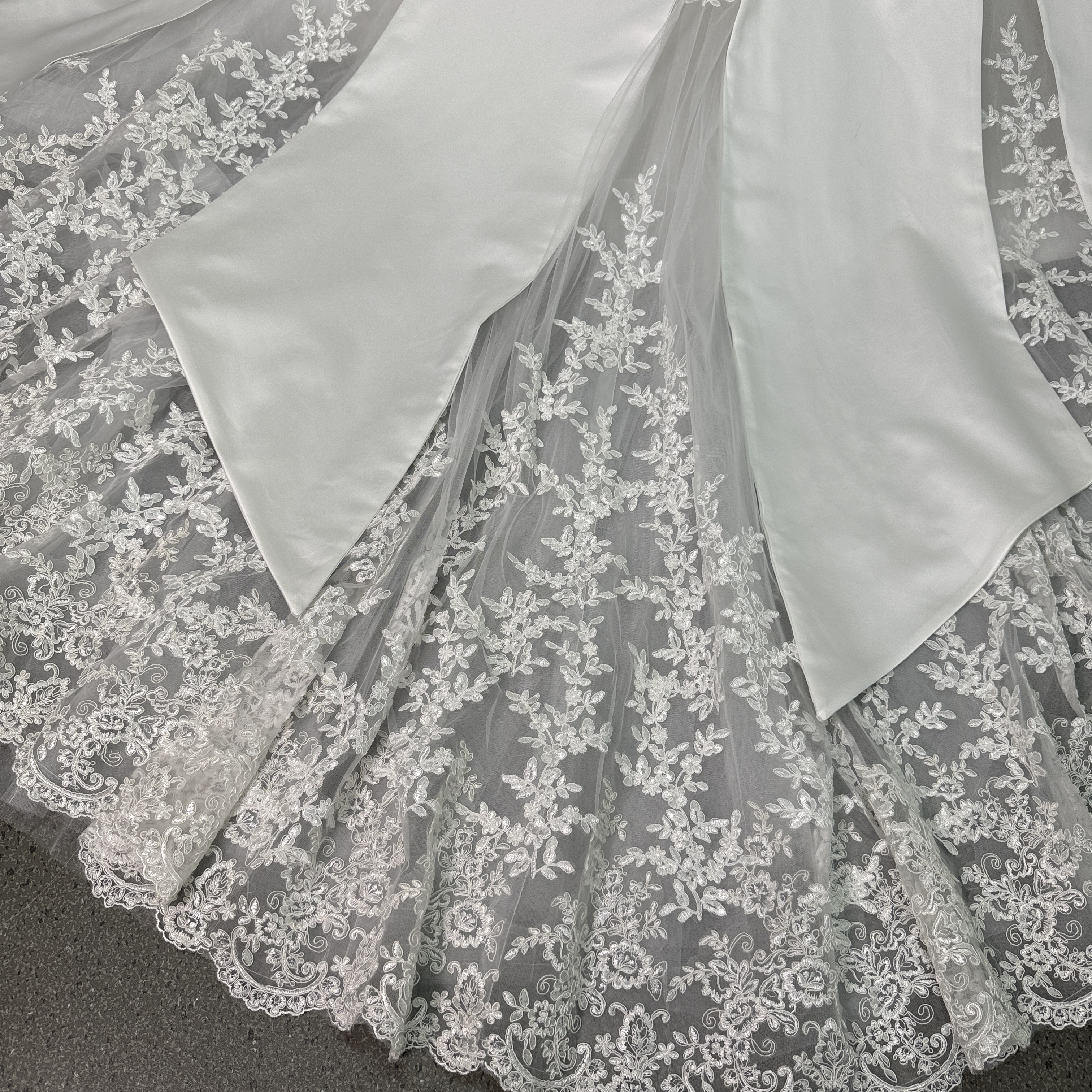 美品！ウエディングドレス ベアトップ リーフ刺繍 華やかなトレーン ふっくら柔らかなバックリボン 編み上げ 拳式