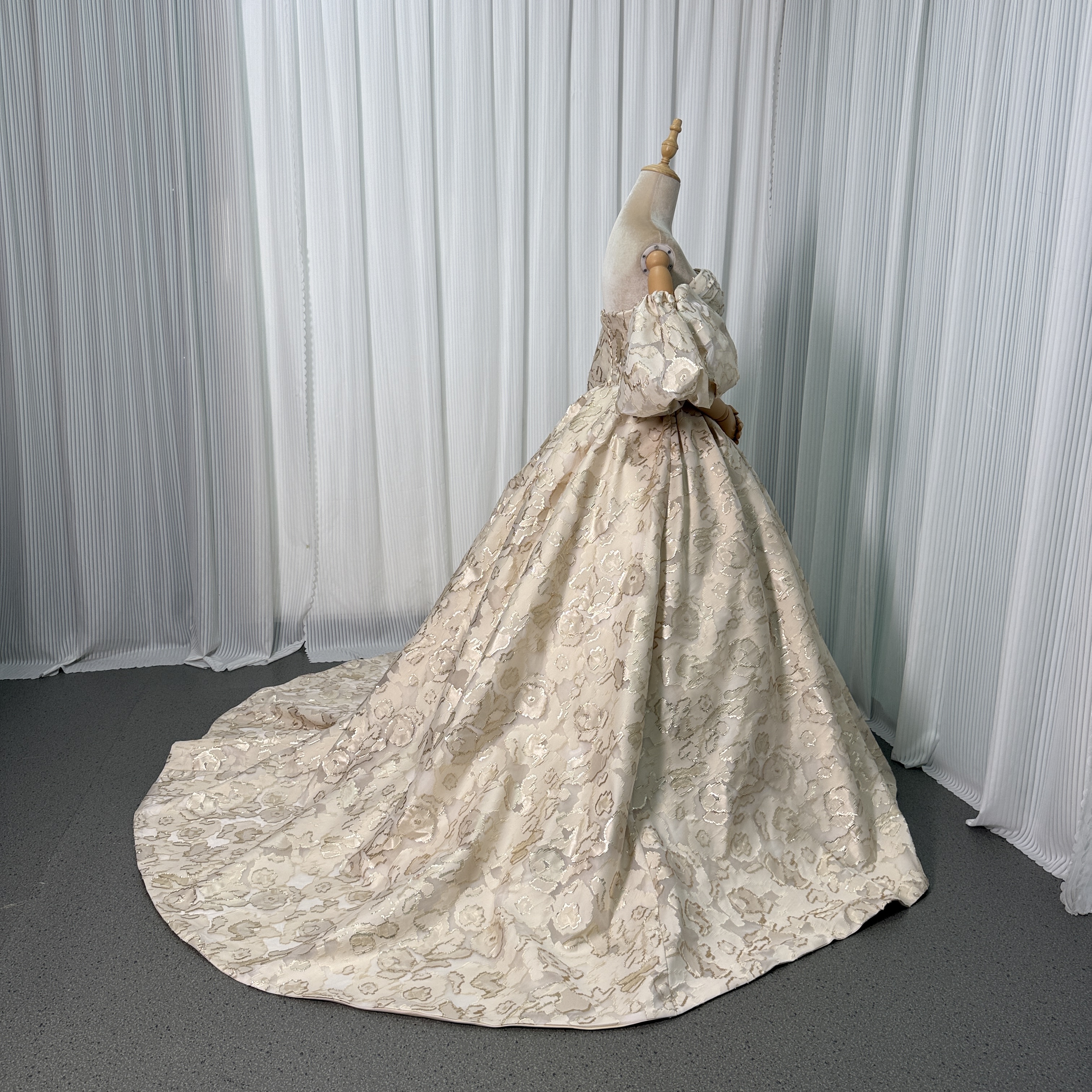 カラードレス シャンパン色 ジャガード生地 ベアトップ パフスリーブ プリンセスライン 編み上げ 披露宴