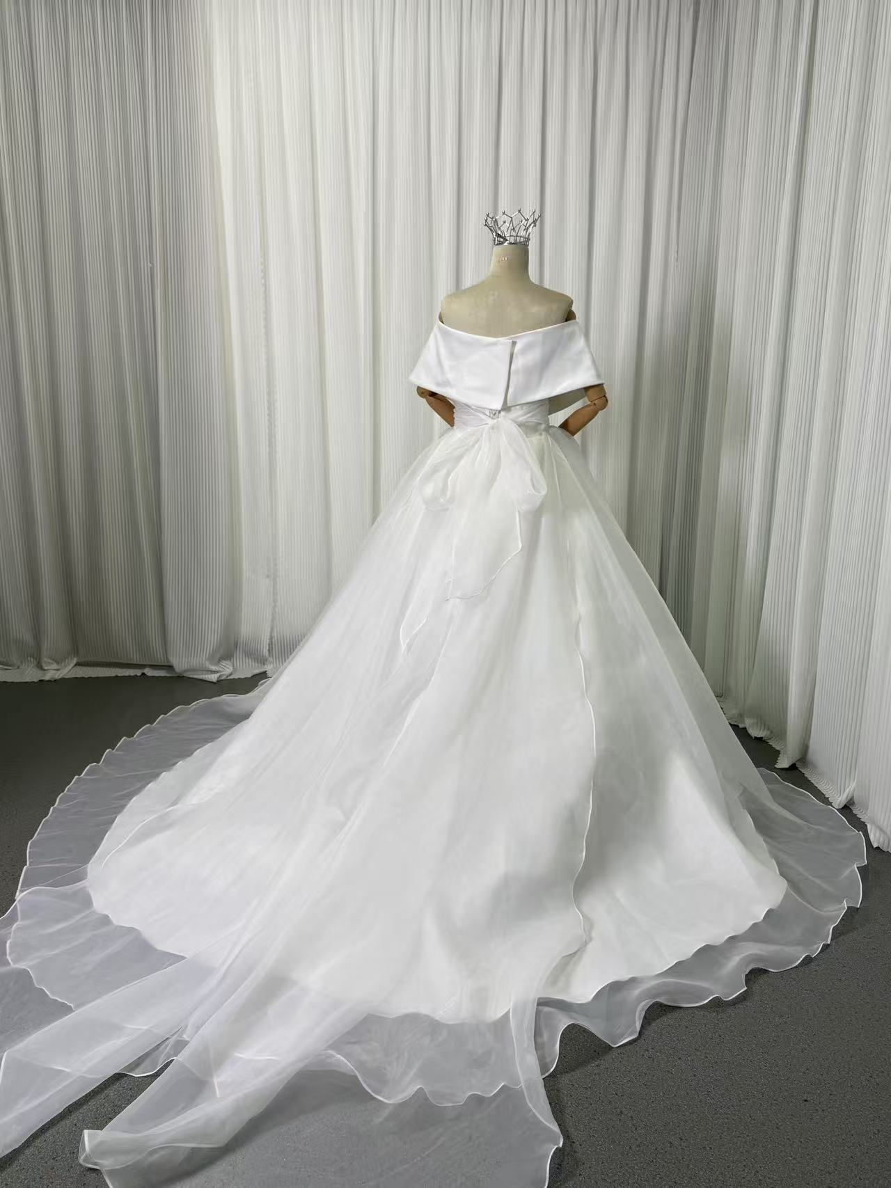 ウェディングドレス 取り外しオフショルダー Aライン バックリボン エレガント 結婚式