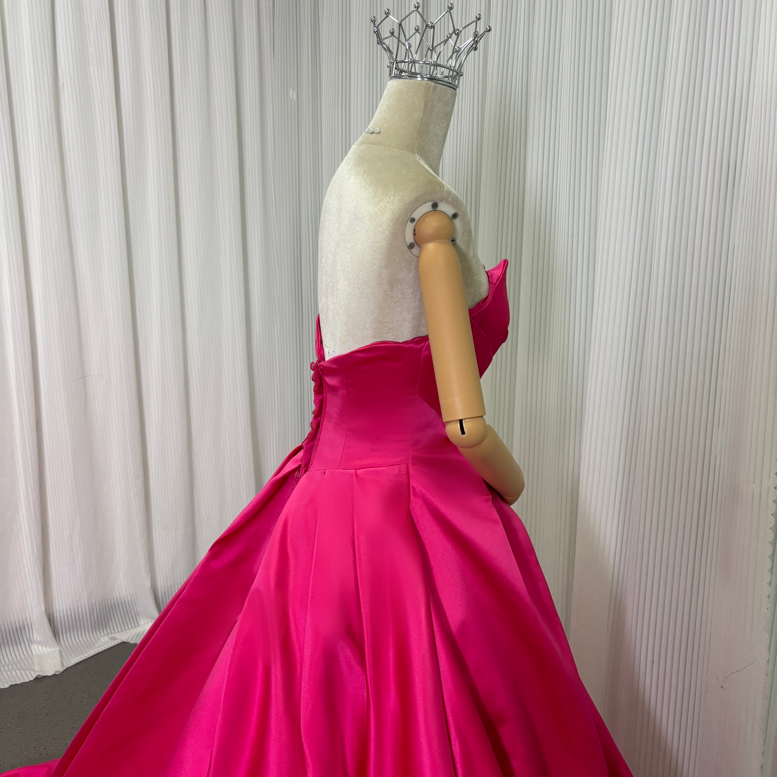 カラードレス ビビッドピンク ベアトップ 光沢サテン ロング Aライン くるみボタン 発表会