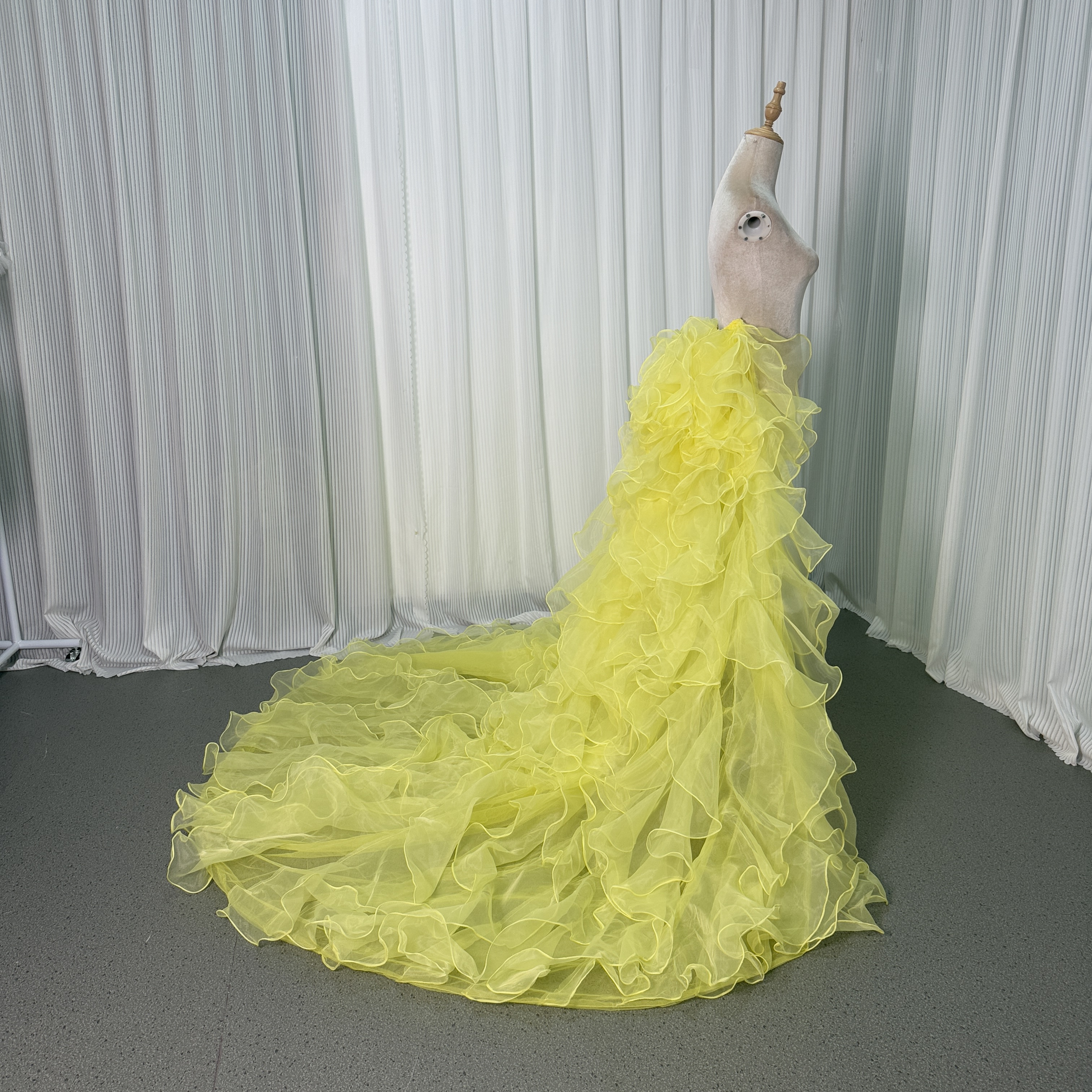 華やかなトレーン イエロー ラッフルフリル ソフトチュール 前撮り 抜群のおしゃれ見え