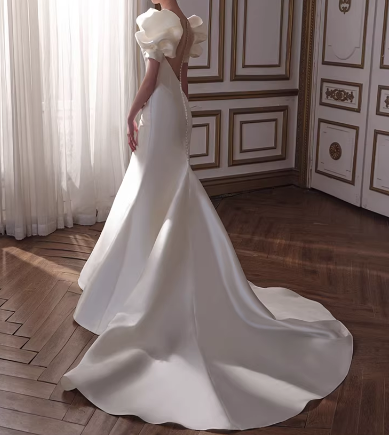 ウエディングドレス Vネック フリル袖 マーメイドライン 光沢サテン くるみボタン 結婚式 憧れのドレス